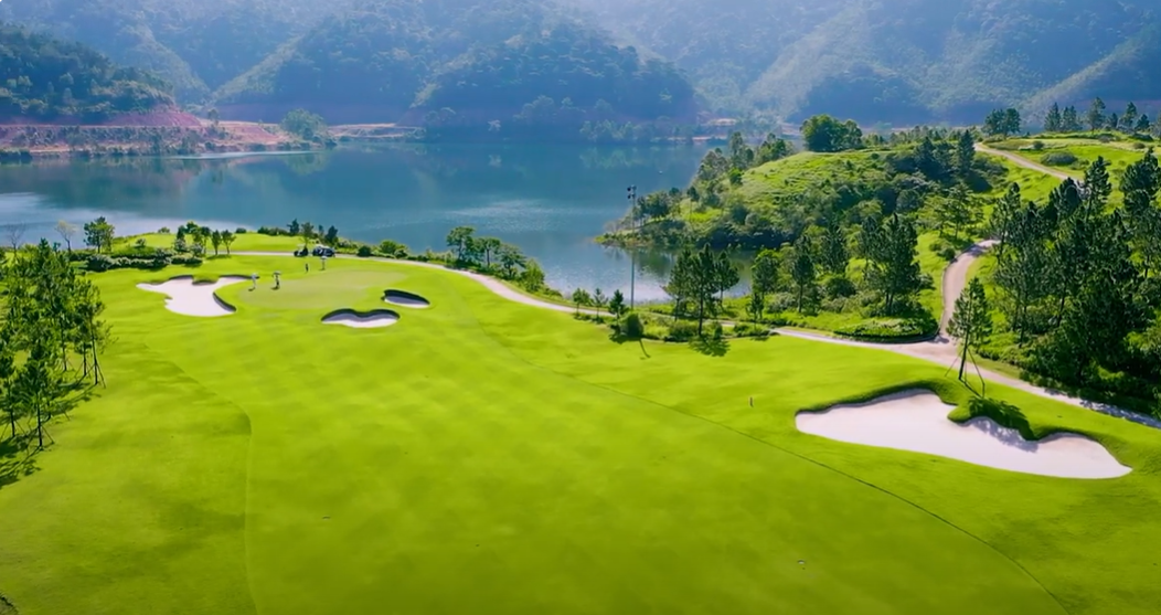 Nhiều hố golf được thiết kế đẹp mắt nằm gần mặt hồ thơ mộng trong không gian xanh mát của núi đồi là một điểm check - in tuyệt đẹp cho các golfer. C9.png