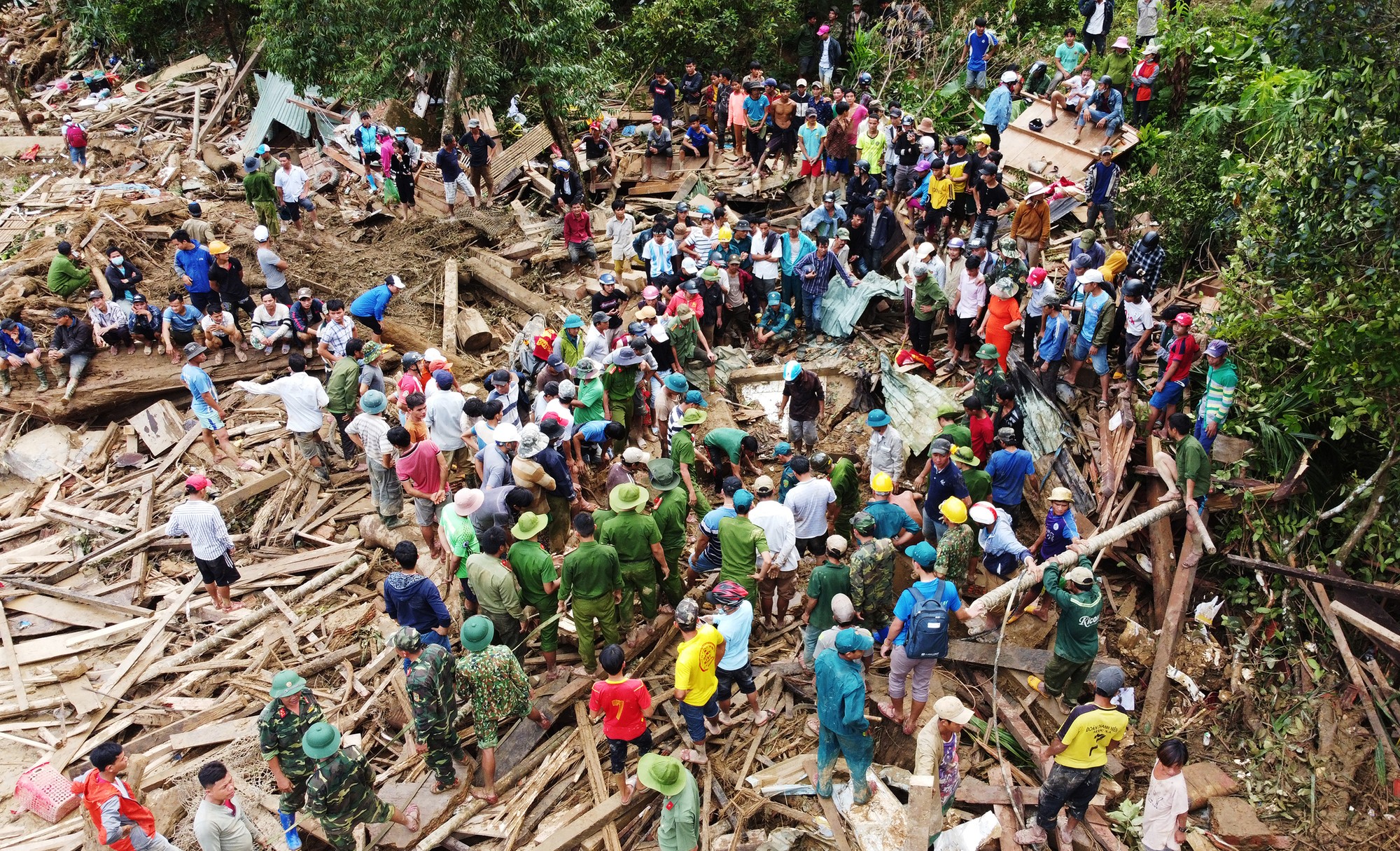 Hàng trăm người tìm kiếm người mất tích dưới đống đổ nát chiều 29/10 Hàng trăm người tìm kiếm người mất tích dưới đống đổ nát chiều 29/10