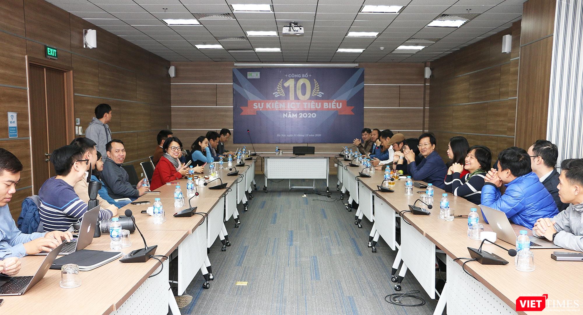 Các thành viên CLB nhà báo CNTT Việt Nam tại lễ công bố 10 sự kiện ICT tiêu biểu Các thành viên CLB nhà báo CNTT Việt Nam tại lễ công bố 10 sự kiện ICT tiêu biểu