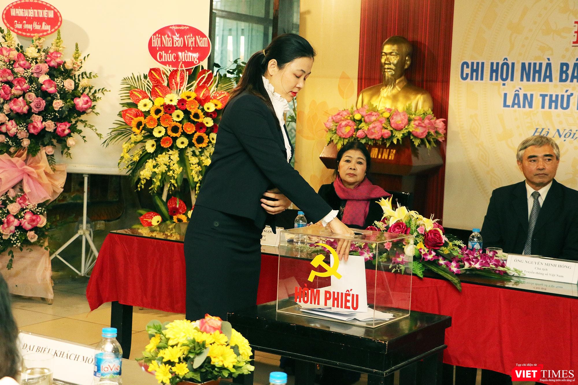 Bỏ phiếu bầu Ban thư ký Chi hội