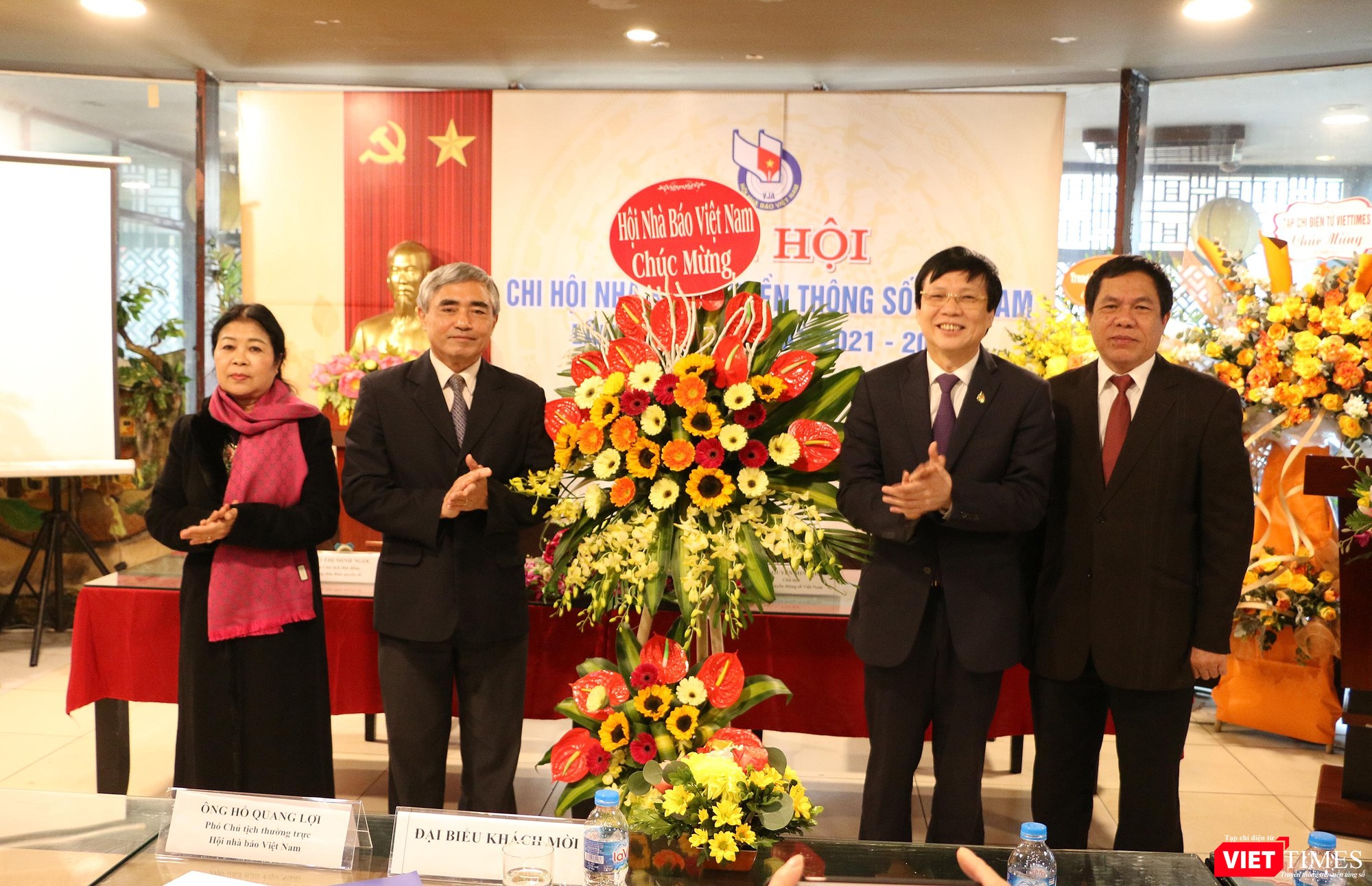 Đại diện Hội Nhà báo Việt Nam tặng hoa chúc mừng Đại hội