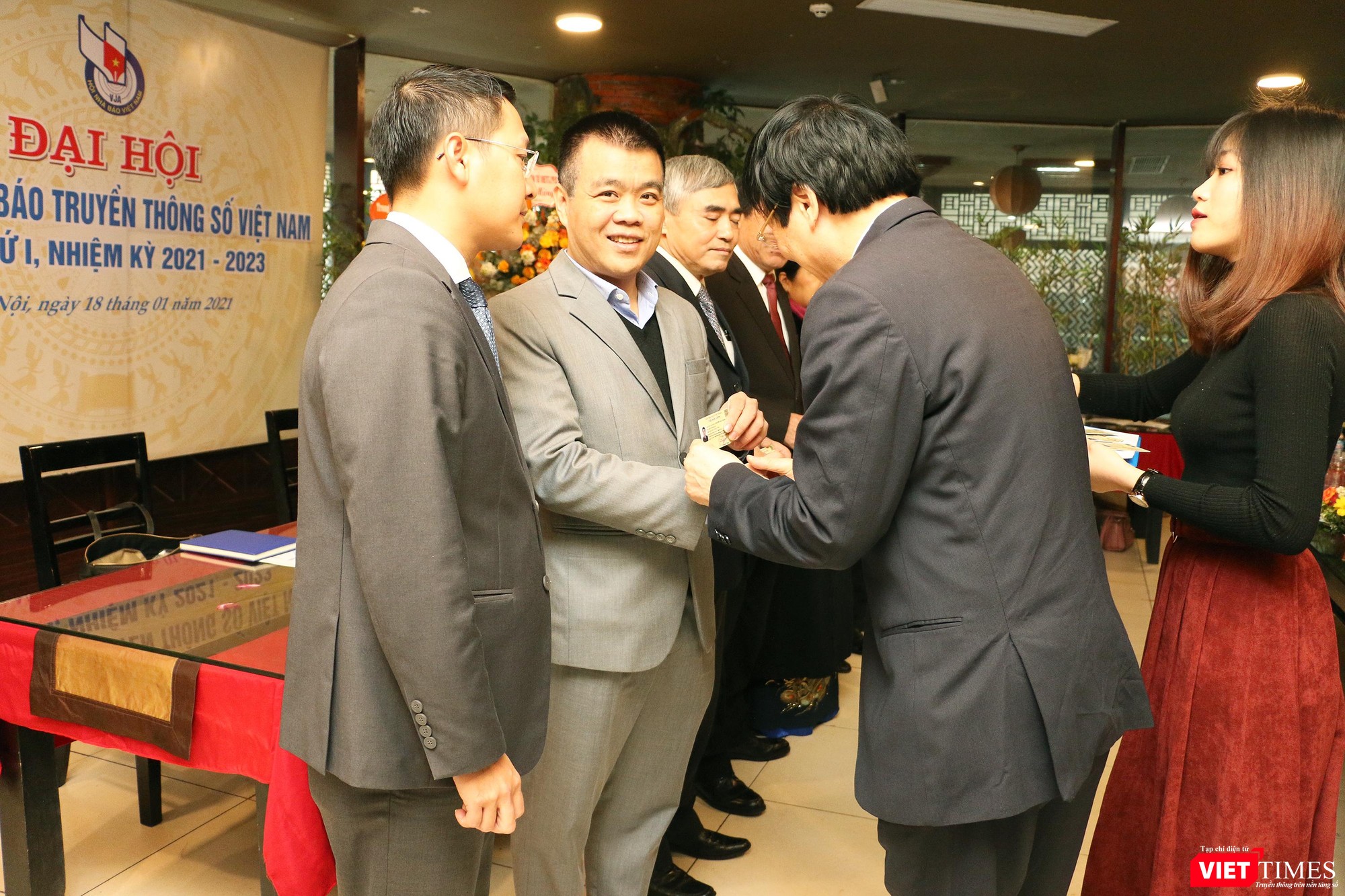 Trao thẻ Hội viên Hội Nhà báo cho các thành viên của Hội Truyền thông số Việt Nam