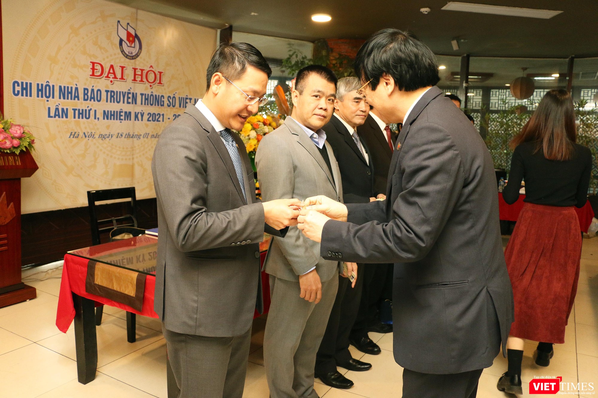 Trao thẻ Hội viên Hội Nhà báo cho các thành viên của Hội Truyền thông số Việt Nam