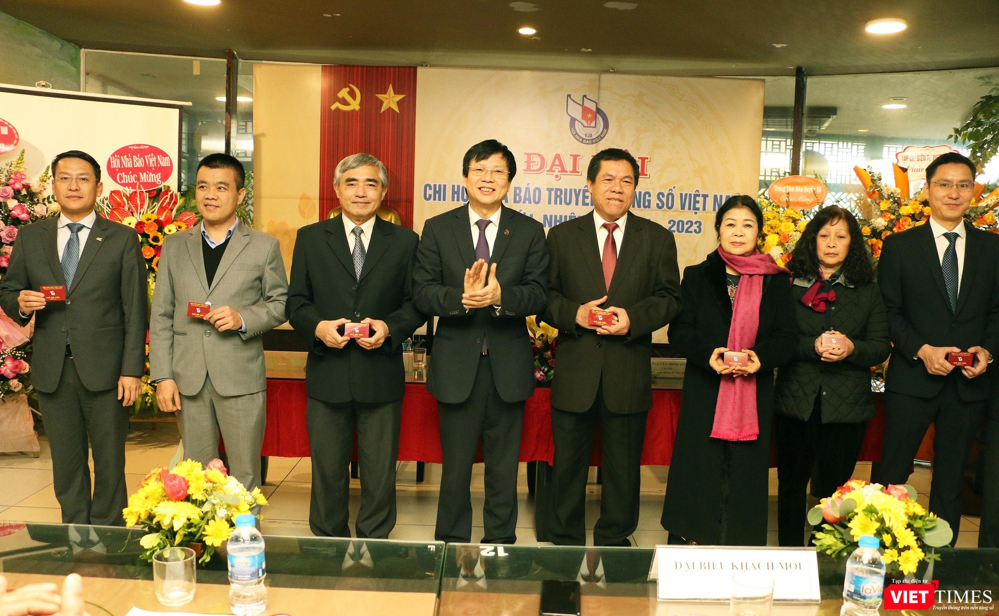 Trao thẻ Hội viên Hội Nhà báo cho các thành viên của Hội Truyền thông số Việt Nam