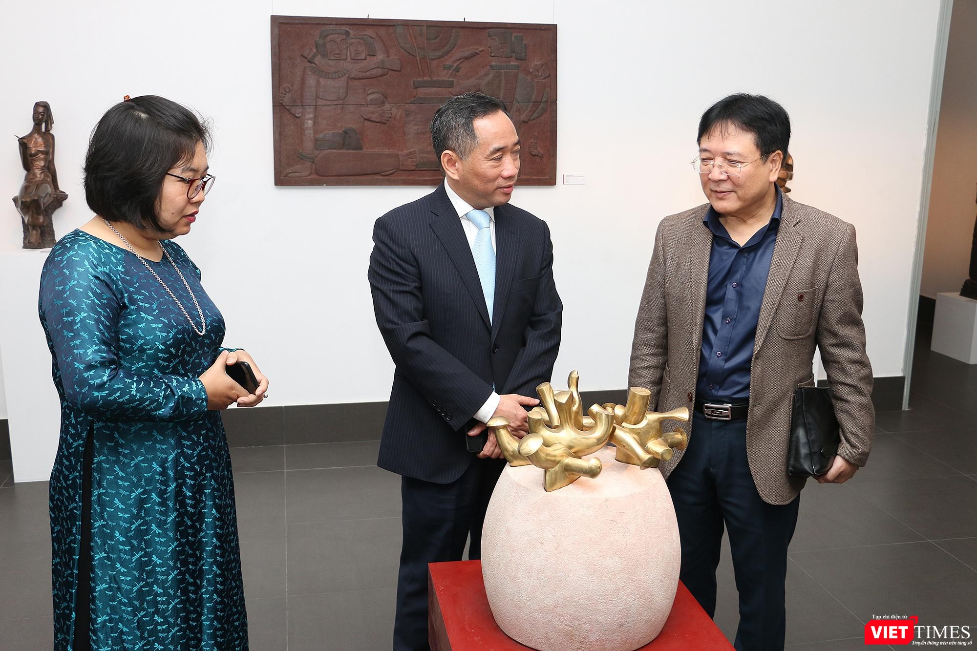 ông Nguyễn Anh Minh, Giám đốc Bảo tàng Mỹ thuật Việt Nam và ông Vương Duy Biên - nguyên Thứ trưởng Bộ VH-TT-DL tại triển lãm ông Nguyễn Anh Minh, Giám đốc Bảo tàng Mỹ thuật Việt Nam và ông Vương Duy Biên - nguyên Thứ trưởng Bộ VH-TT-DL tại triển lãm