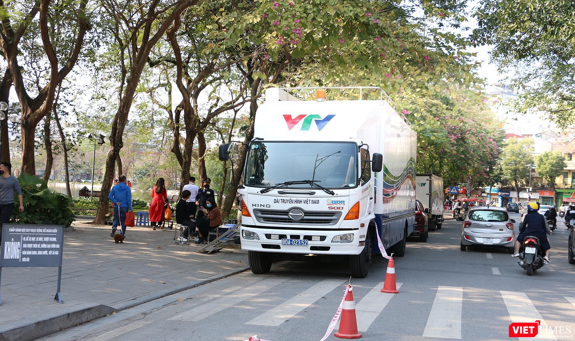 Xe truyền hình lưu động của VTV chuẩn bị cho những giờ ghi hình tối giao thừa Xe truyền hình lưu động của VTV chuẩn bị cho những giờ ghi hình tối giao thừa