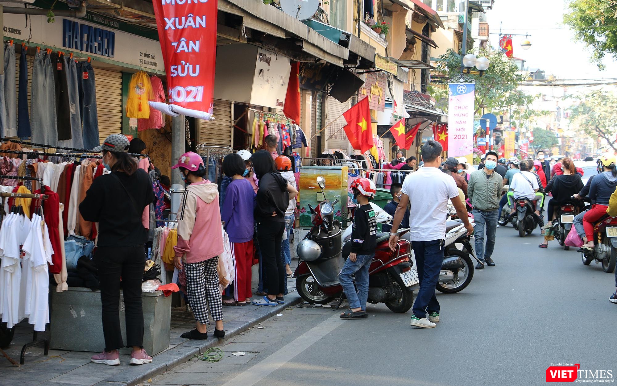 Các sạp hàng bày ra tận vỉa hè phục vụ nhu cầu sắm Tết Các sạp hàng bày ra tận vỉa hè phục vụ nhu cầu sắm Tết