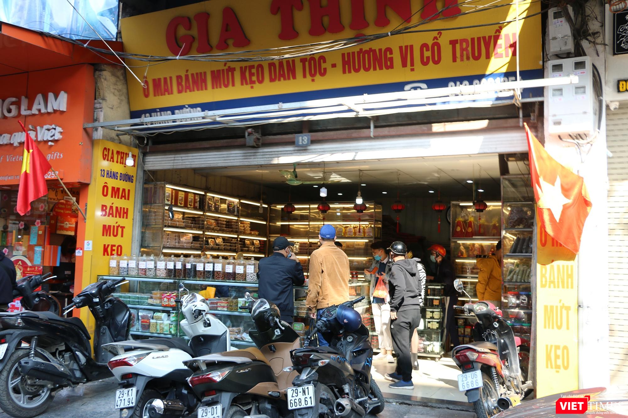 Cửa hàng ô mai truyền thống nổi tiếng ở phố Hàng Đường vẫn mở cửa đón khách chiều 30 Tết Cửa hàng ô mai truyền thống nổi tiếng ở phố Hàng Đường vẫn mở cửa đón khách chiều 30 Tết
