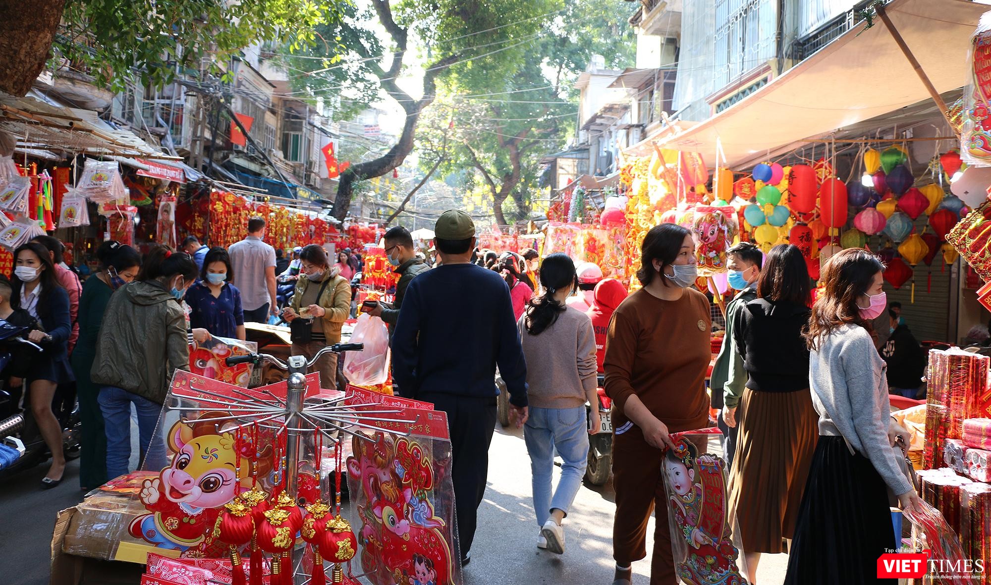 Phố Hàng Mã đông chật người mua vật phẩm trang trí Tết Phố Hàng Mã đông chật người mua vật phẩm trang trí Tết