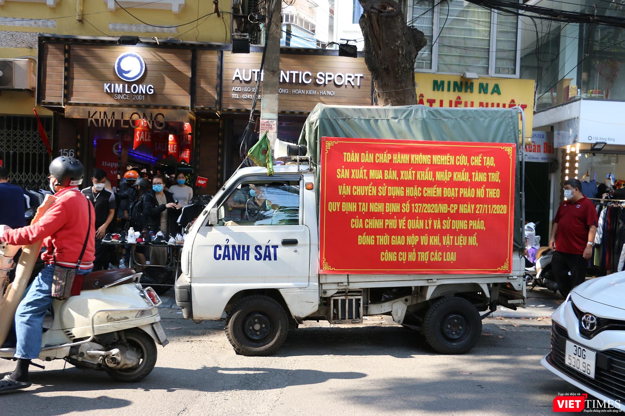 Tình trạng mua sắm gây tắc nghẽn khiến cảnh sát trật tự phải can thiệp nhắc nhở Tình trạng mua sắm gây tắc nghẽn khiến cảnh sát trật tự phải can thiệp nhắc nhở