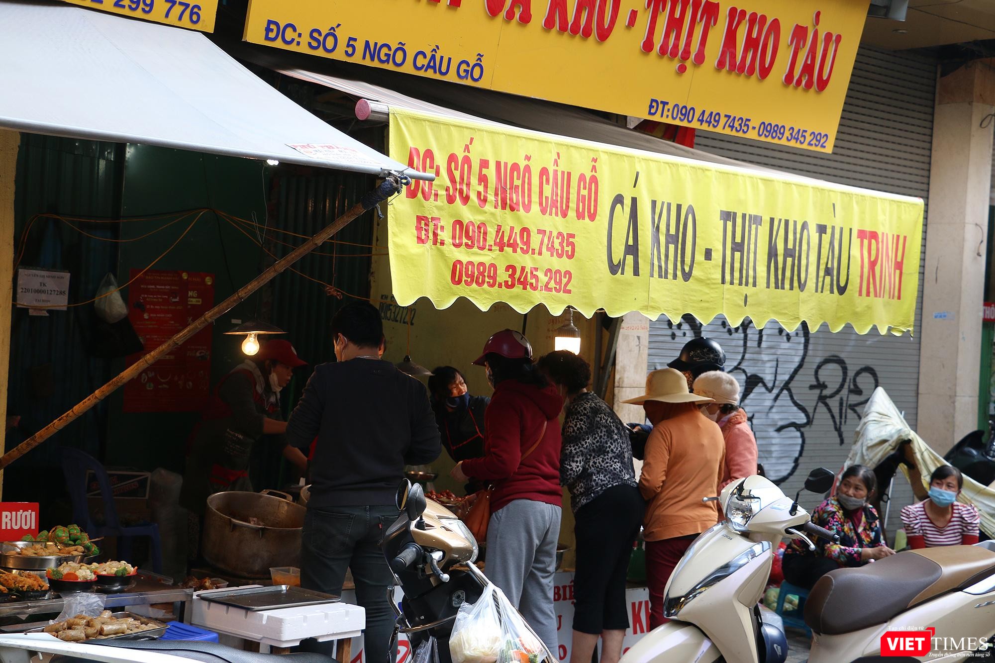 Tại chợ Gia Ngư, chợ đồ ăn nổi tiếng ở Hà Nội, khách hàng cũng tấp nập mua sắm thực phẩm chín cho dịp Tết Tại chợ Gia Ngư, chợ đồ ăn nổi tiếng ở Hà Nội, khách hàng cũng tấp nập mua sắm thực phẩm chín cho dịp Tết