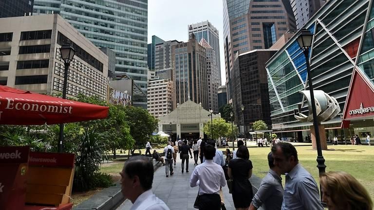 Nhân viên văn phòng tại Raffles Place ở Singapore (Ảnh: MediaCorp)