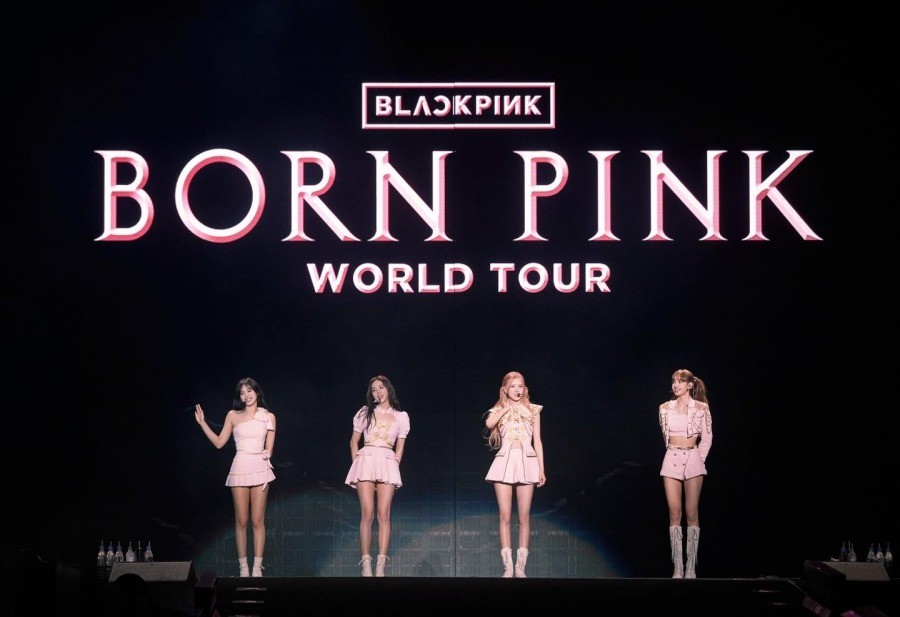 concert born pink 2.jpg
