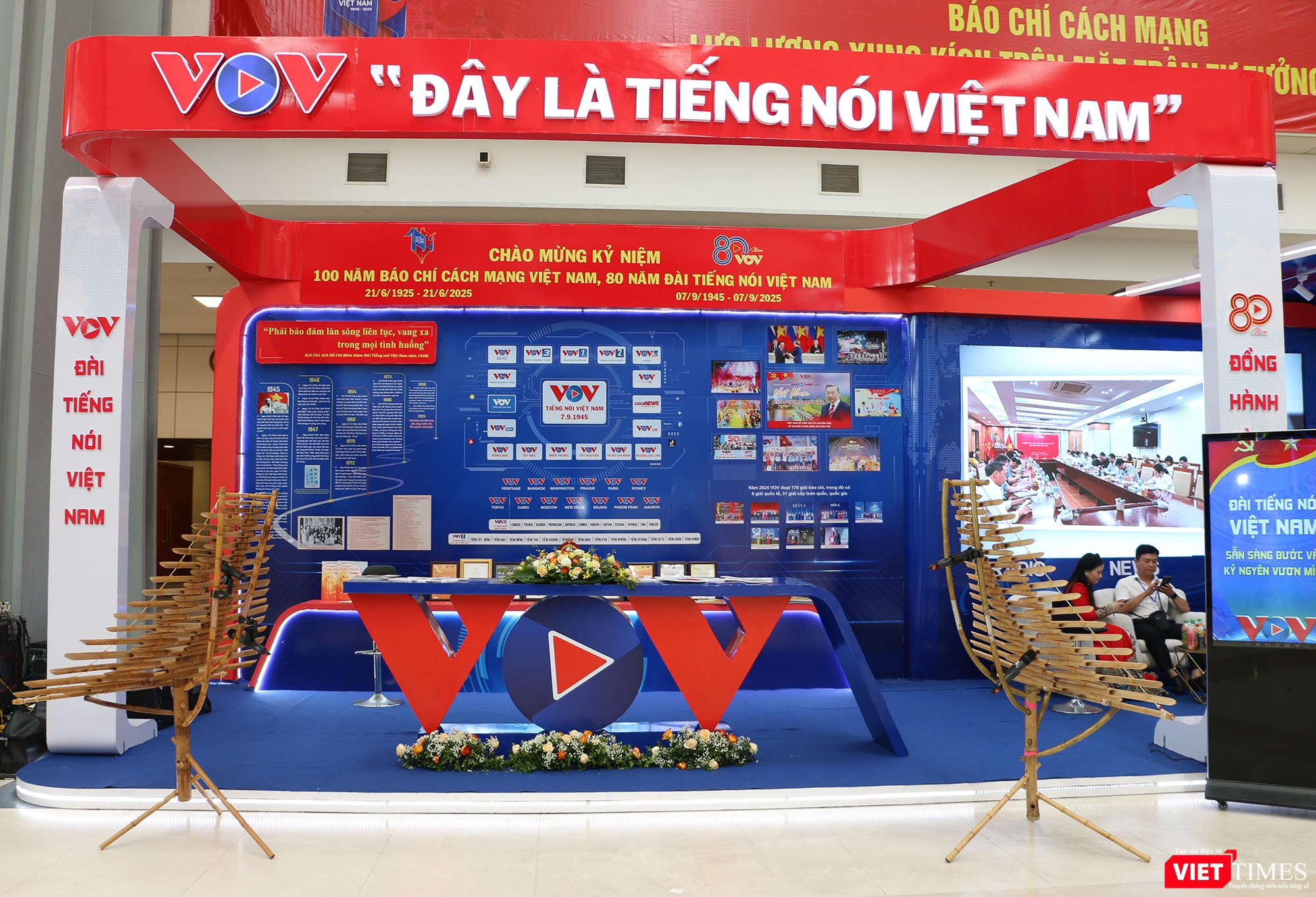 Gian trưng bày của Liên Chi hội nhà báo Đài Tiếng nói Việt Nam vt_dai tieng noi vn.jpg