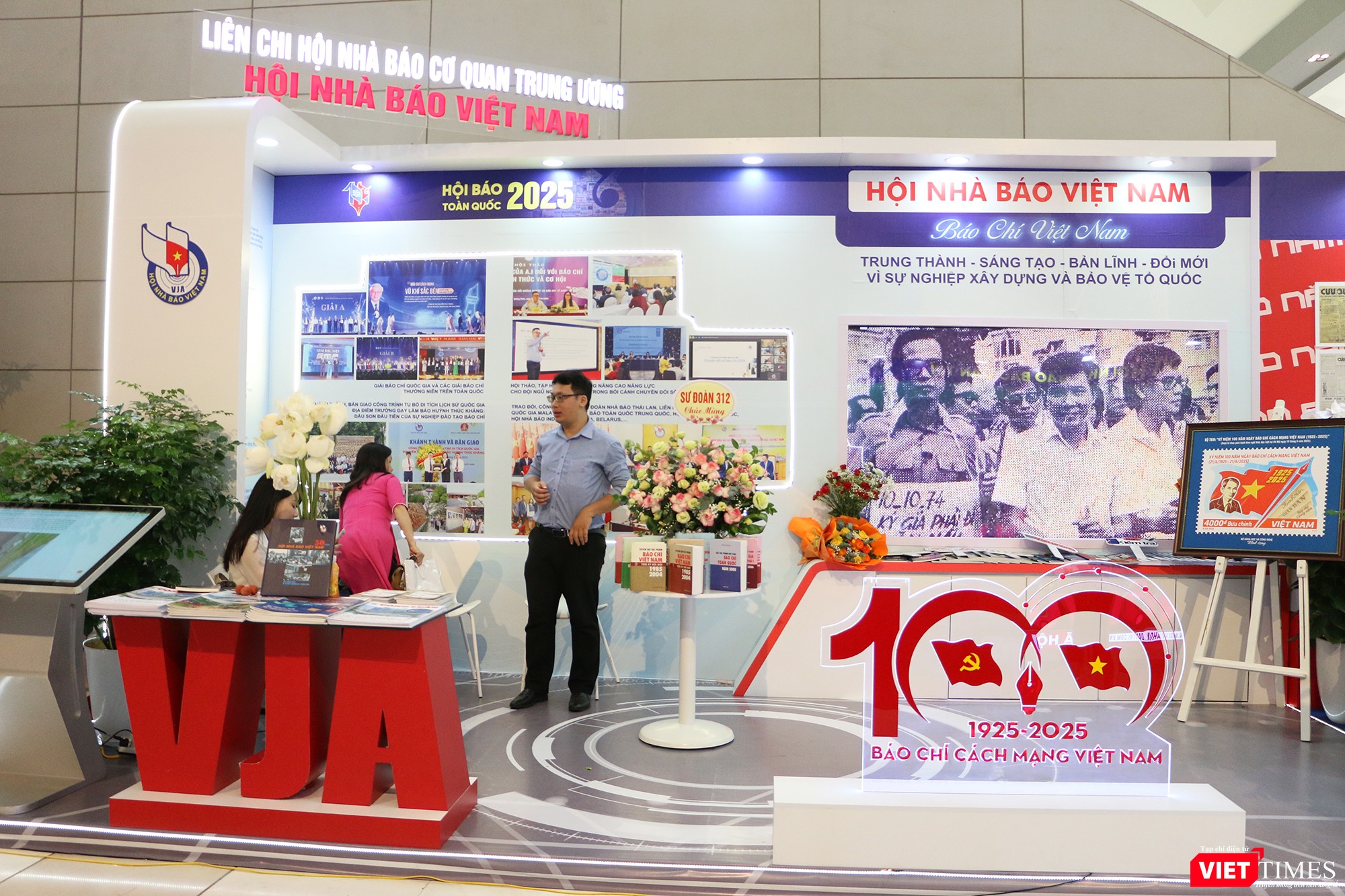 Gian trưng bày của Liên Chi hội nhà báo Cơ quan Trung ương Hội Nhà báo Việt Nam. vt_hoi nha bao vn.jpg