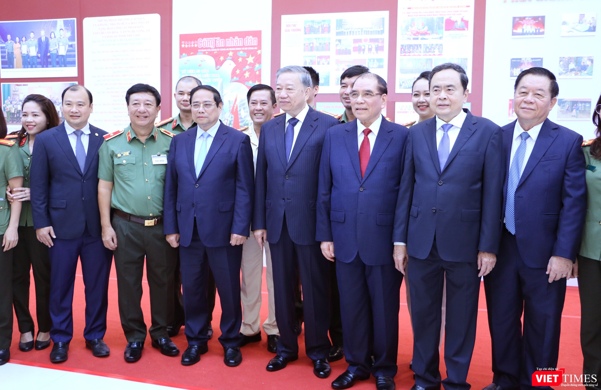 Tổng Bí thư Tô Lâm, cùng các đồng chí lãnh đạo, nguyên lãnh đạo Đảng, Nhà nước và các đại biểu tham quan không gian trưng bày Hội báo toàn quốc 2025. vt_lanh dao nha nuoc.jpg