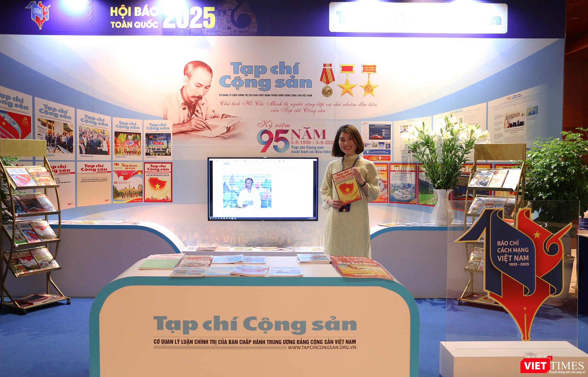 Gian trưng bày của Tạp chí Cộng sản. vt_tap chi cong san.jpg