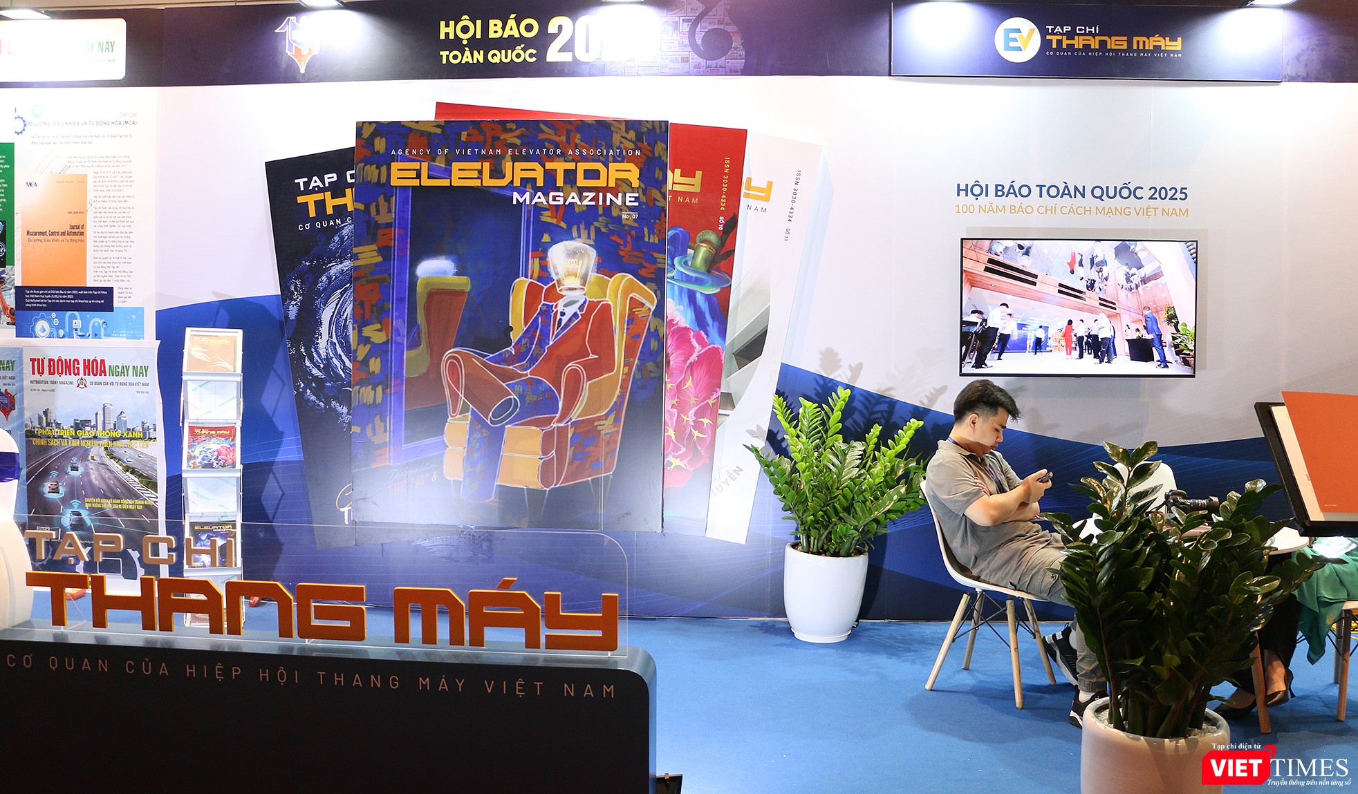 Gian trưng bày của Tạp chí Thang máy. vt_tap chi thang may.jpg