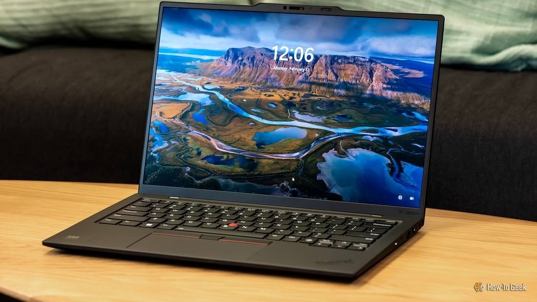 Lenovo ThinkPad X1 Carbon thế hệ 12. Ảnh: How to Geek Lenovo ThinkPad X1 Carbon thế hệ 12. Ảnh: How to Geek