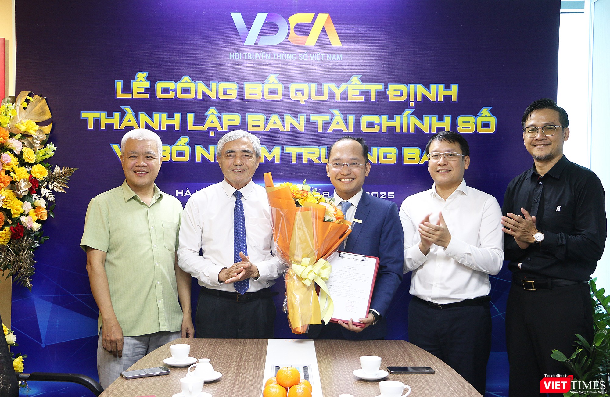 Ông Nguyễn Vĩnh Tuyên nhận hoa chúc mừng từ lãnh đạo VDCA vt_nguyen vinh tuyen va lanh dao VDCA.jpg