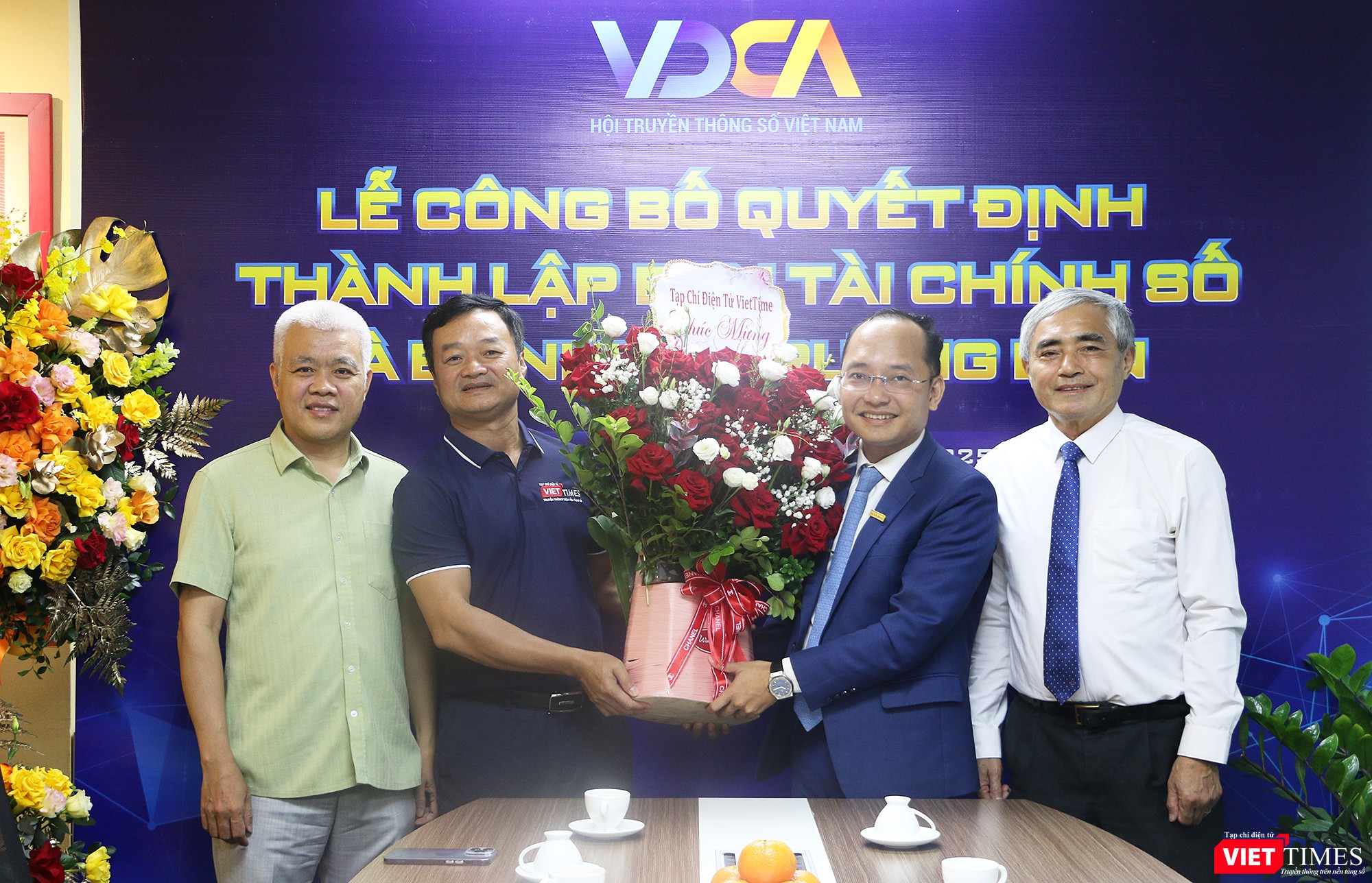 Ông Nguyễn Vĩnh Tuyên nhận lẵng hoa chúc mừng từ ông Nguyễn Bá Kiên, Tổng biên tập Tạp chí điện tử VietTimes vt_viettimes tang hoa ong Tuyen.jpg