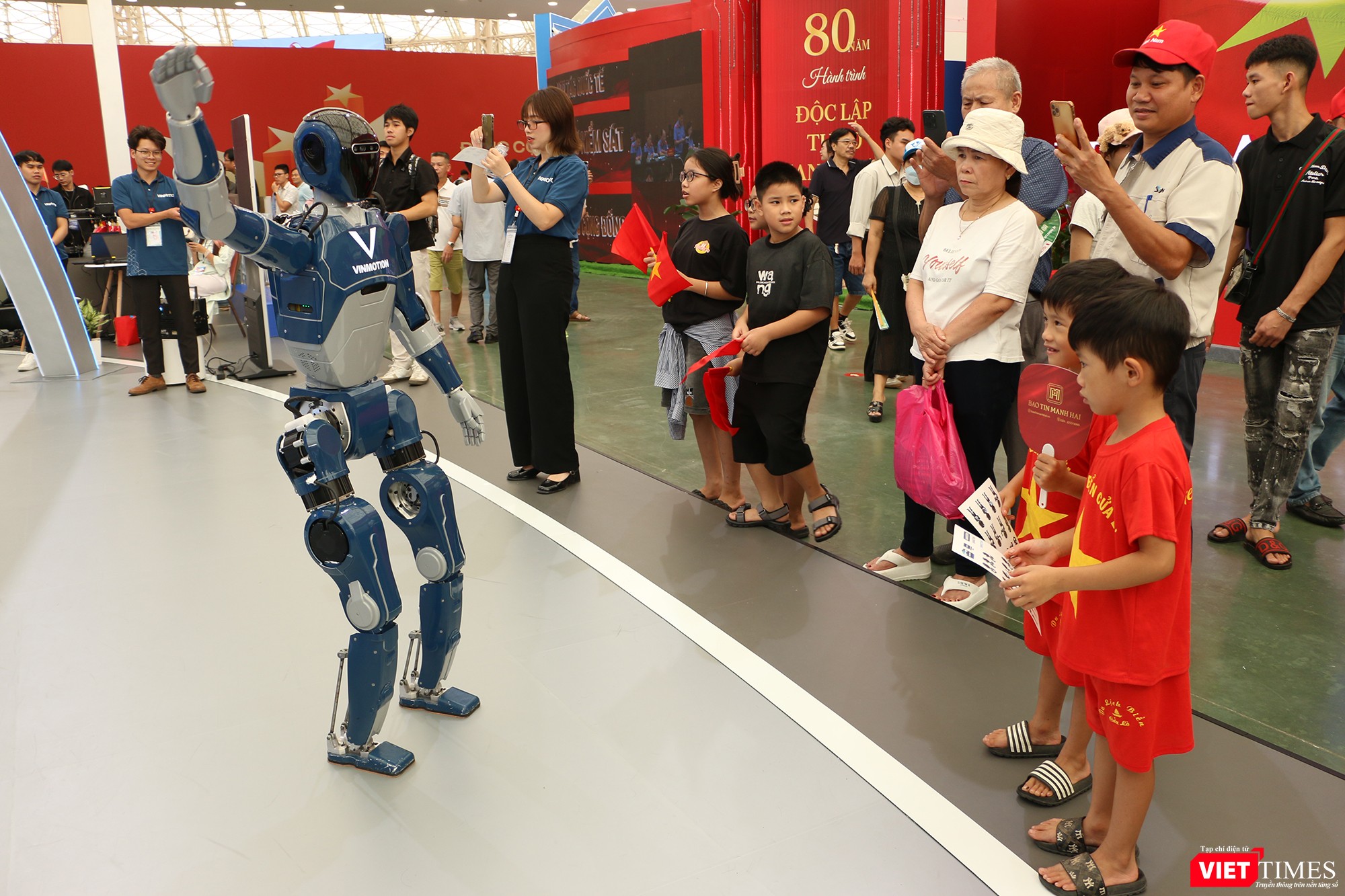 Các em nhỏ thích thú với màn chào hỏi của robot VinMotion vt_trien lam 30.jpg