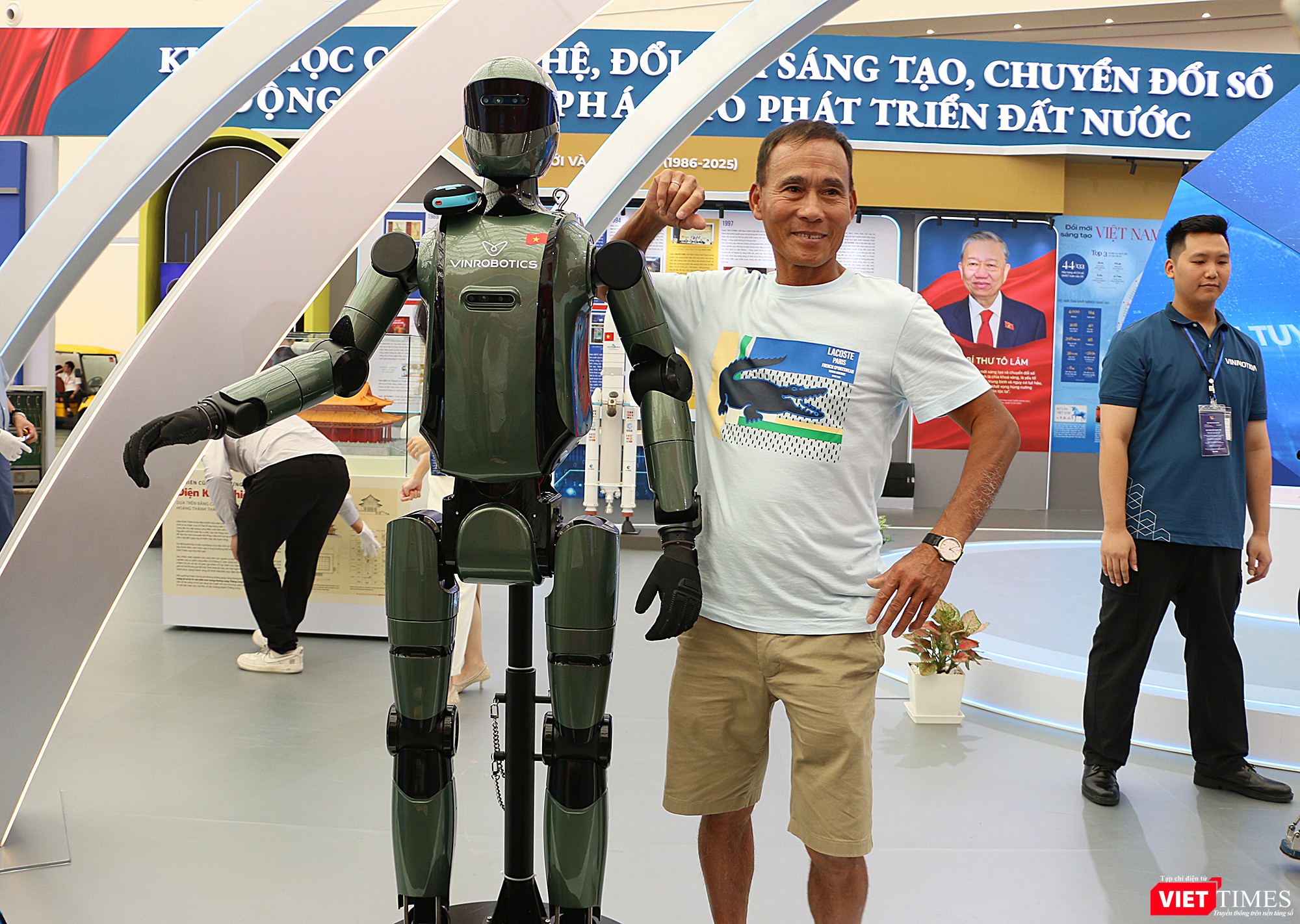 Anh Đặng Văn Hòa chụp ảnh cạnh một nguyên mẫu robot của VinMotion vt_trien lam 31.jpg