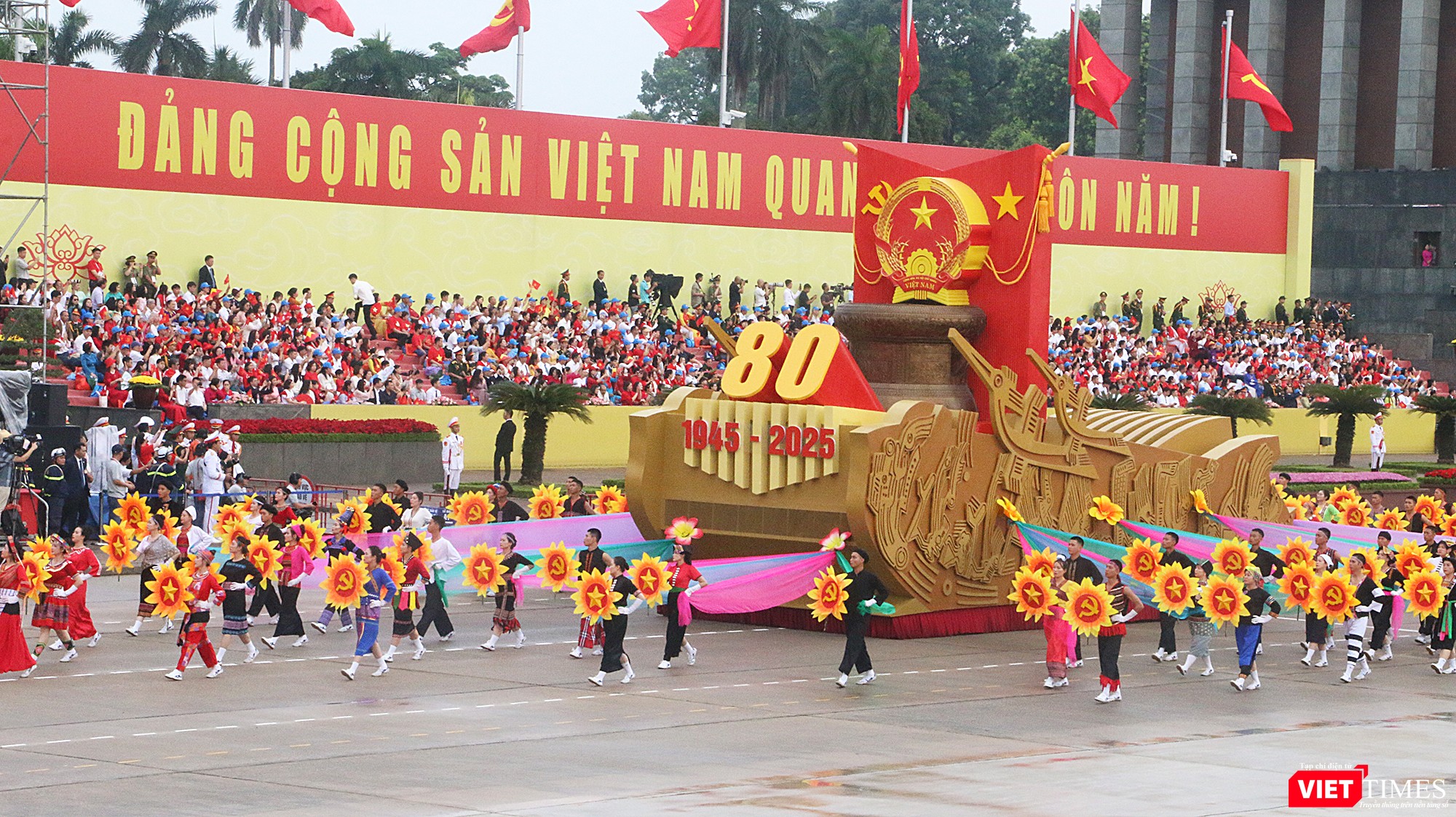 Sáng 30/8, chương trình tổng duyệt diễu binh, diễu hành chào mừng 80 năm Cách mạng tháng Tám thành công và Quốc khánh 2/9 (A80) diễn ra tại Quảng trường Ba Đình. Mở màn cho phần diễu binh, diễu hành là Khối nghi trượng. Đi đầu là Quốc huy nước Cộng hòa xã hội chủ nghĩa Việt Nam. Đội hình 54 trai tài gái giỏi đại diện cho 54 dân tộc anh em đoàn kết. Ảnh Đăng Khoa vt_tong duyet 5.jpg