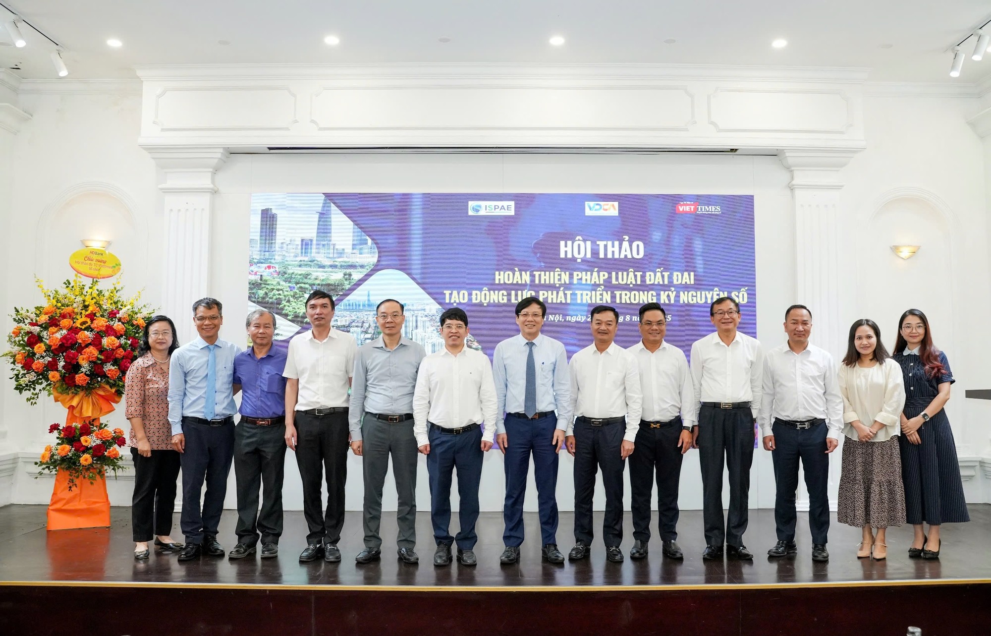 Ban Tổ chức Hội thảo chụp ảnh lưu niệm cùng lãnh đạo bộ ngành, các chuyên gia, khách mời tham dự Hội thảo. IMG_0752.jpeg