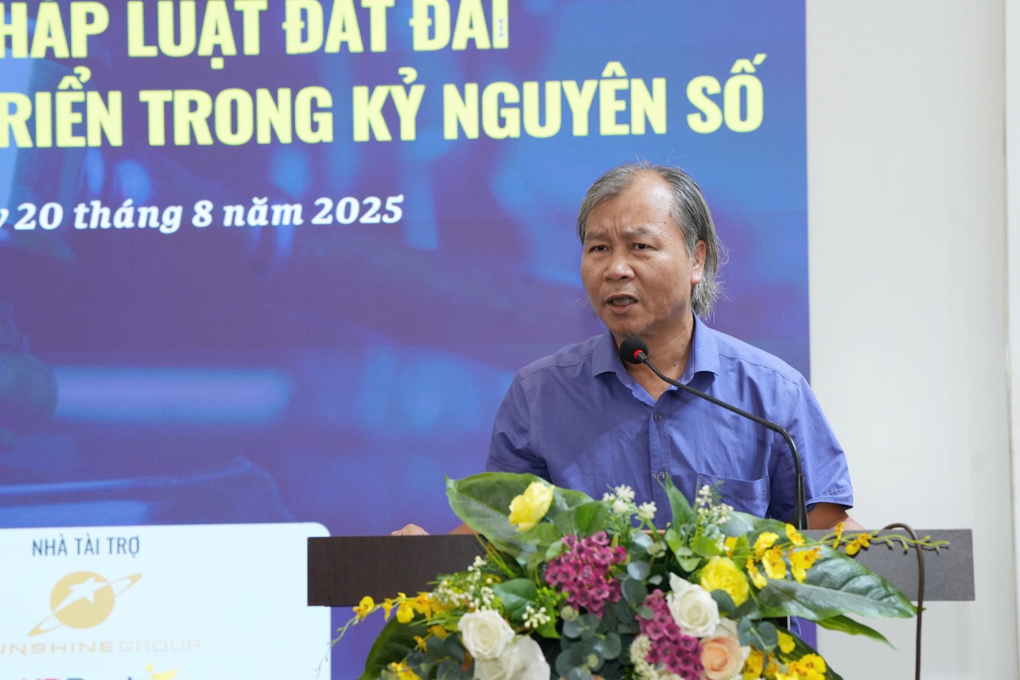 TS Vũ Đình Ánh trình bày tham luận “Quản lý Nhà nước về giá đất” tại Hội thảo ong anh3.jpg