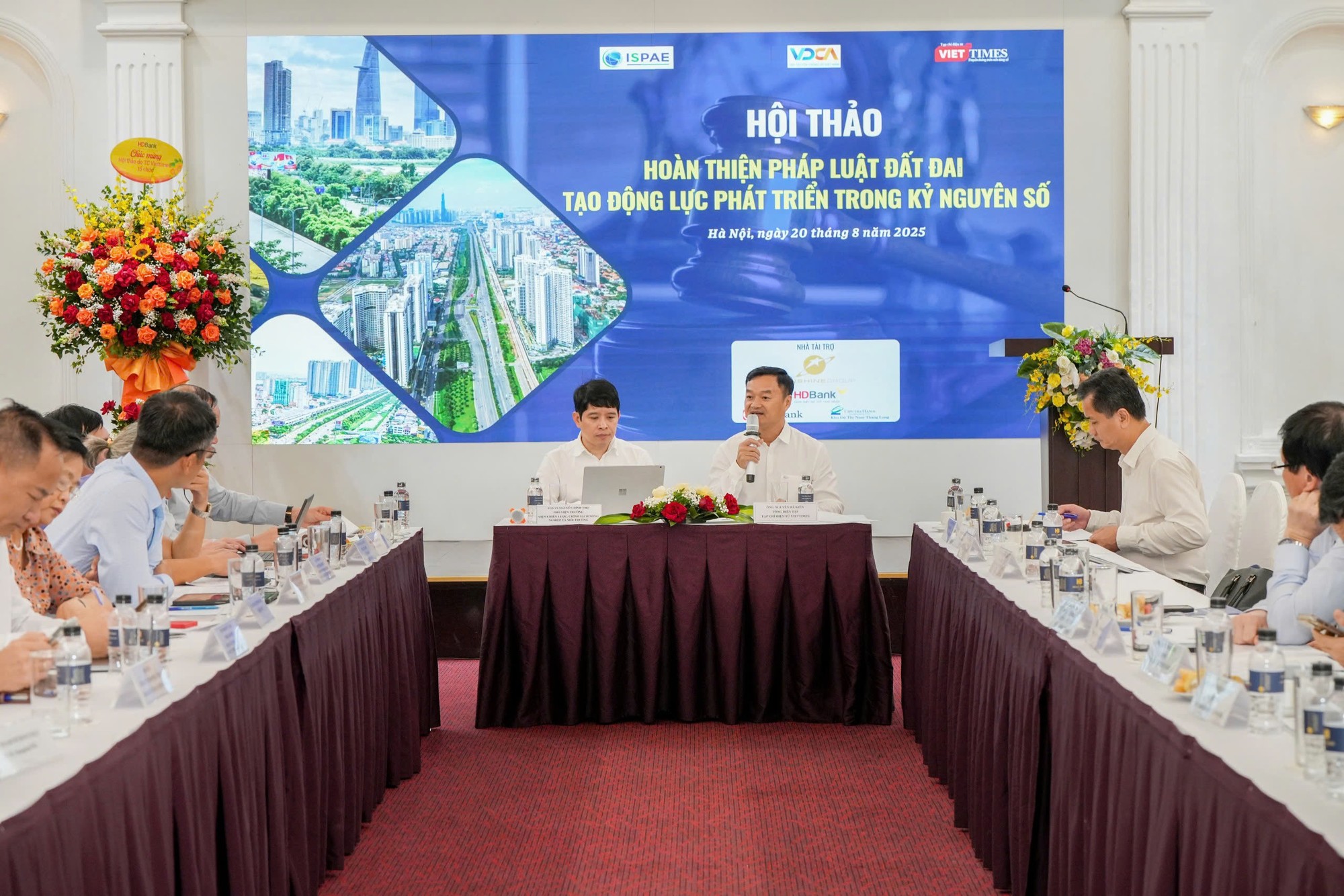 PGS.TS Nguyễn Đình Thọ và Tổng biên tập Tạp chí VietTimes Nguyễn Bá Kiên điều phối phiên thảo luận mở tại Hội thảo z6925474215128_cb941046c549d423adf9a842a90a1bc7.jpg