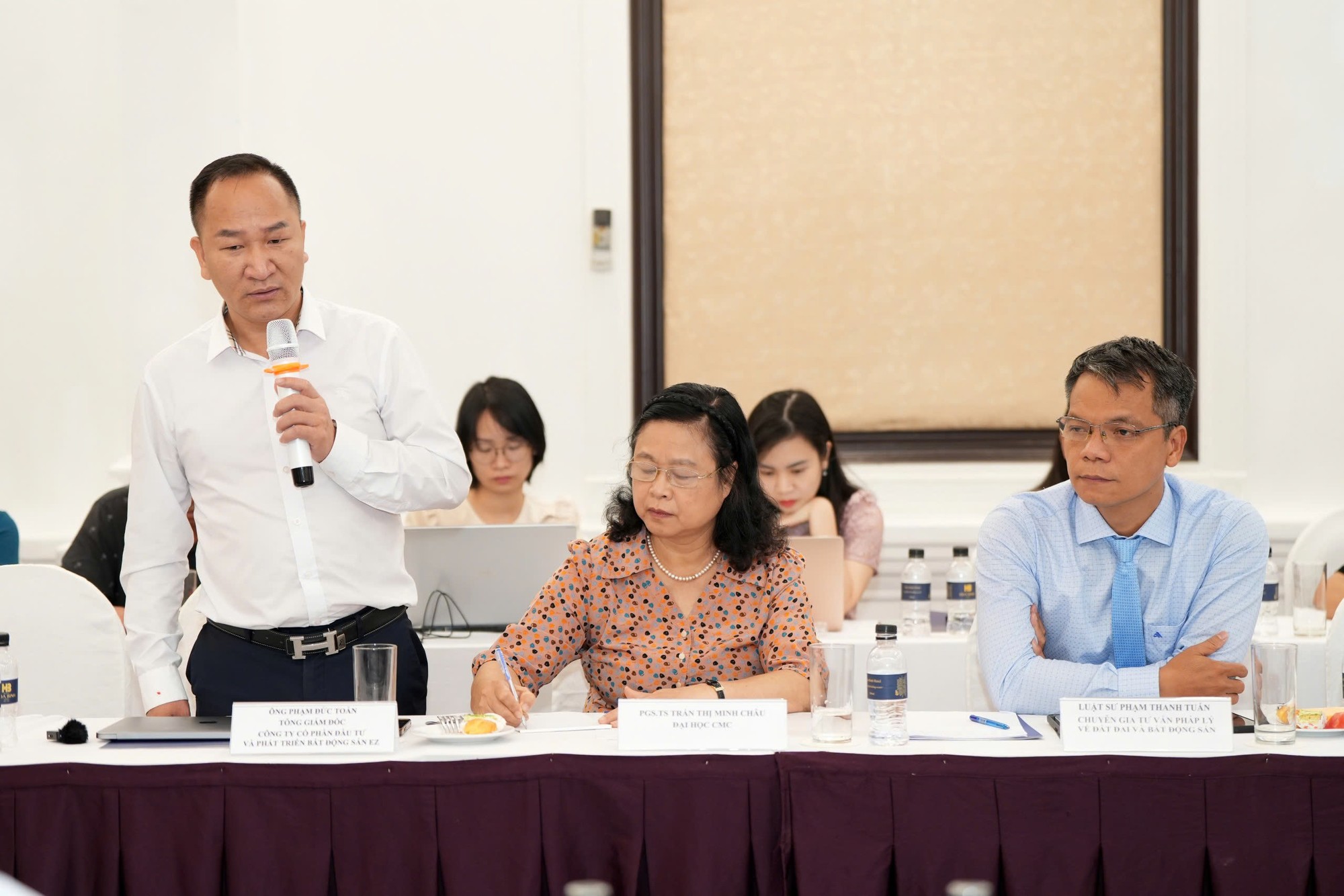 Ông Phạm Đức Toản – Tổng giám đốc Công ty Cổ phần đầu tư và phát triển Bất động sản EZ (EZ Property) trao đổi tại phiên thảo luận z6925475029075_6573b469c8d60dc0f180bc6eba449c63.jpg