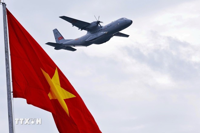 Máy bay vận tải Casa C-295 bay qua khu vực Quảng trường Ba Đình. (Ảnh: Doãn Tấn/TTXVN) dieu-binh-dieu-hanh-2-9-14.jpg