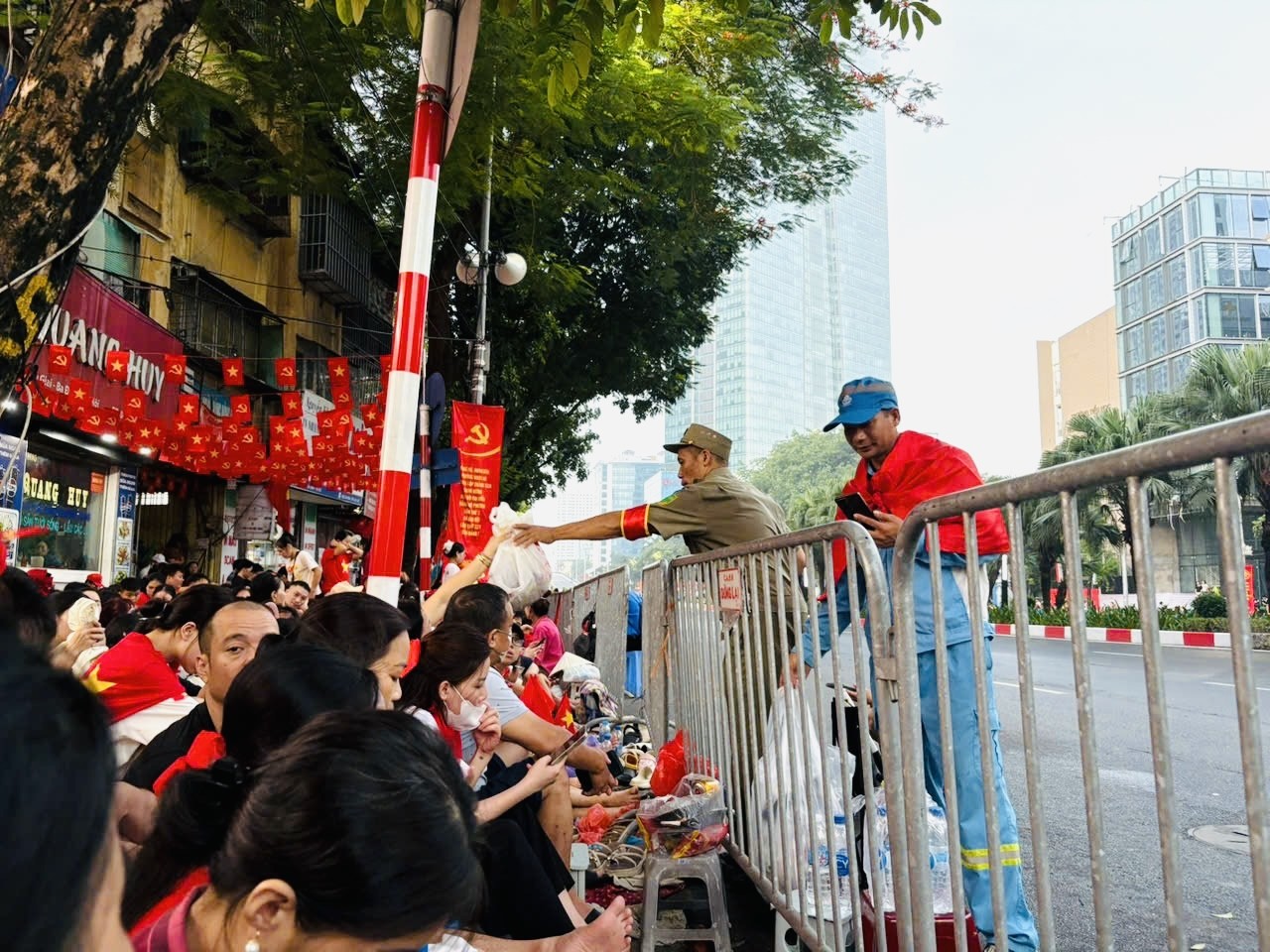 Lực lượng chức năng thu gom rác từ người dân chờ xem diễu binh trên vỉa hè đường Liễu Giai IMG_0954.jpeg