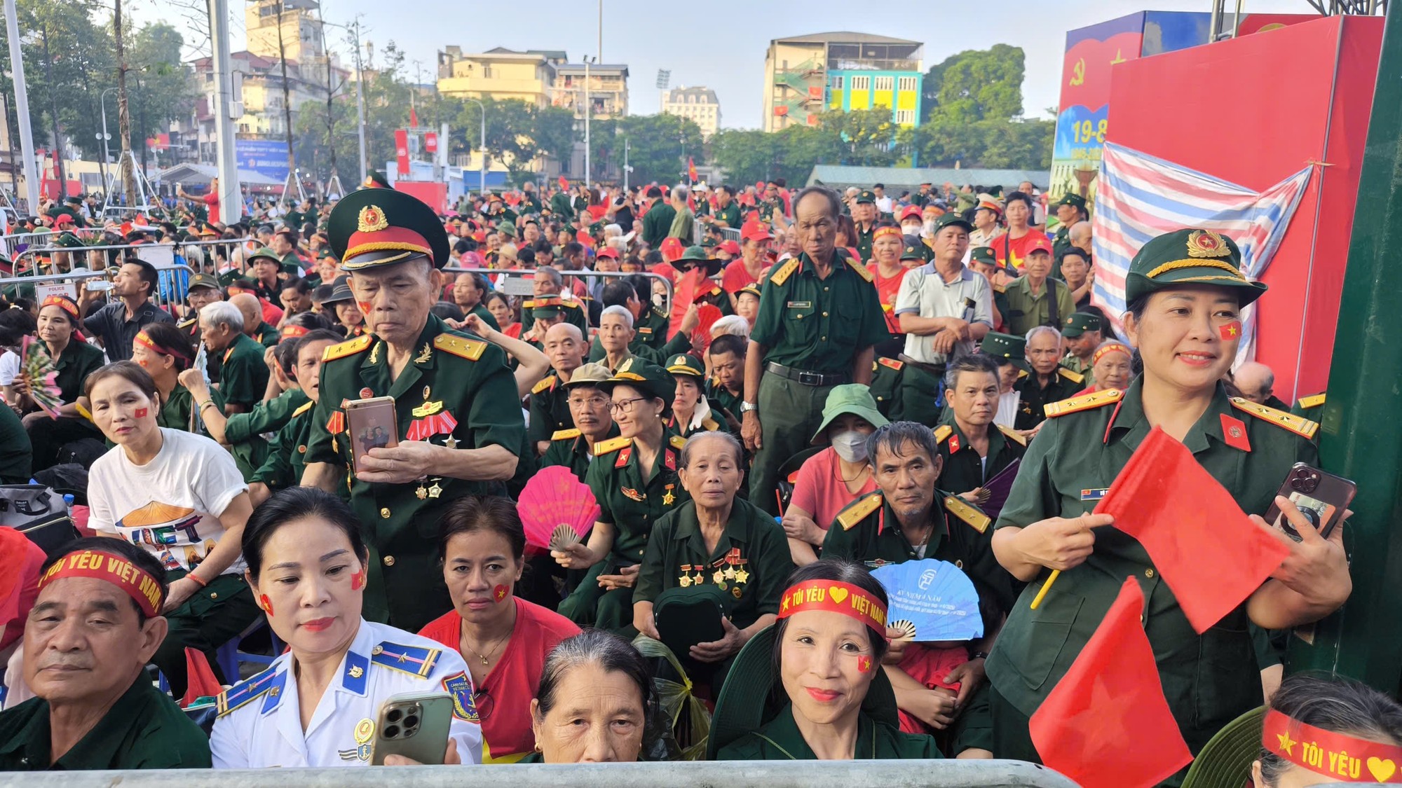 Trong dịp này, Công an TP Hà Nội đã bố trí hơn 5.000 chỗ ngồi ưu tiên hay phường Ba Đình bố trí 8.000 ghế ưu tiên trên vỉa hè tuyến phố Trần Phú, Hùng Vương. IMG_0961.jpeg
