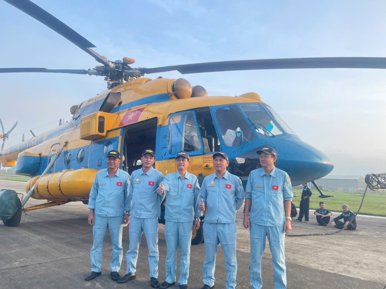 Một trong những phần được mong chờ trong lễ diễu binh, diễu hành là màn trình diễn của lực lượng Không quân, với sự góp mặt của các trực thăng, phi đội máy bay vận tải CASA, chiến đấu cơ Yak-130, máy bay huấn luyện L-39NG, máy bay chiến đấu hiện đại như "hổ mang chúa" Su-30MK2. Trong ảnh, các phi công chuẩn bị cất cánh. IMG_0963.jpeg
