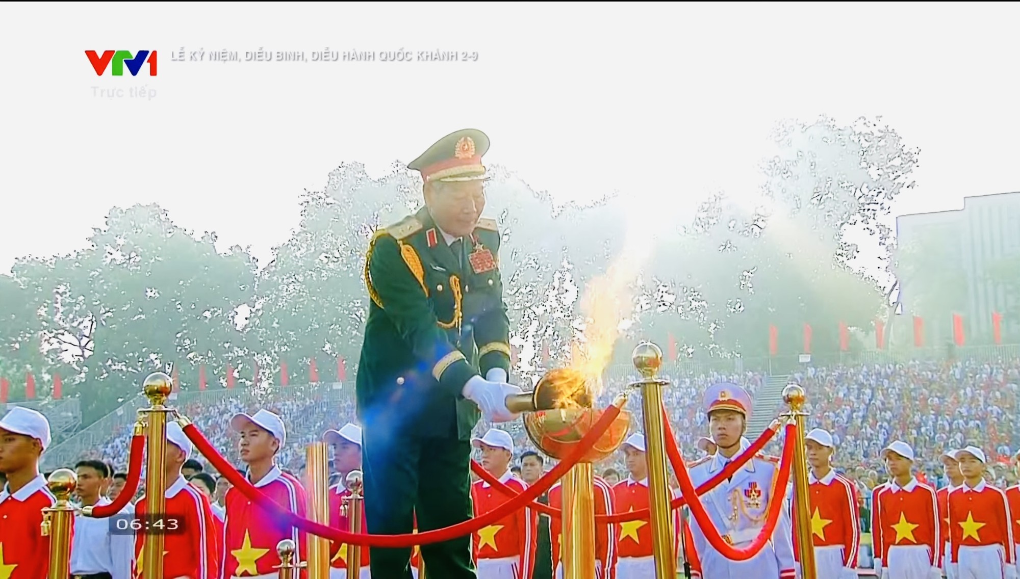 Trung tướng, anh hùng lực lượng vũ trang Nguyễn Đức Soát, nguyên Phó tổng tham mưu trưởng Quân đội nhân dân Việt Nam, người từng bắn rơi 6 máy bay trong kháng chiến chống Mỹ cứu nước, đại diện thắp đuốc lên đài lửa. IMG_0966.jpeg