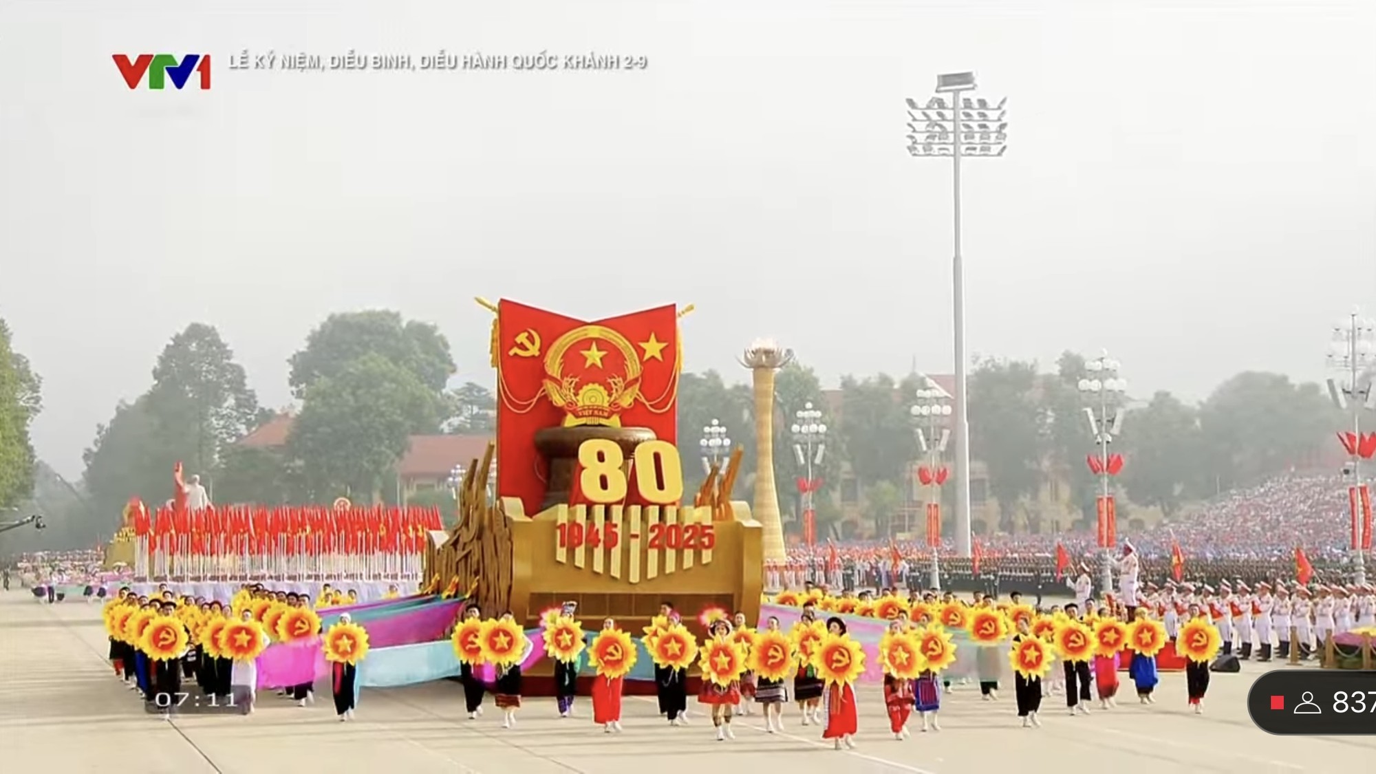 Đi đầu là Quốc huy nước Cộng hòa xã hội chủ nghĩa Việt Nam. Thân xe được phát triển từ họa tiết “chèo Thuyền” gắn liền với Trống đồng, biểu tượng của tinh thần đại đoàn kết dân tộc Việt Nam, nguyện một lòng đi theo con đường XHCN mà Đảng, Bác Hồ và Nhân dân ta đã lựa chọn; đưa “Con thuyền Cách mạng Việt Nam” cập bến bờ vinh quang, hạnh phúc. Đội hình 54 trai tài gái giỏi đại diện cho 54 dân tộc anh em đoàn kết, với sức mạnh vô địch, làm nên chiến thắng trong thời đại Hồ Chí Minh rực rỡ. IMG_0999.jpeg