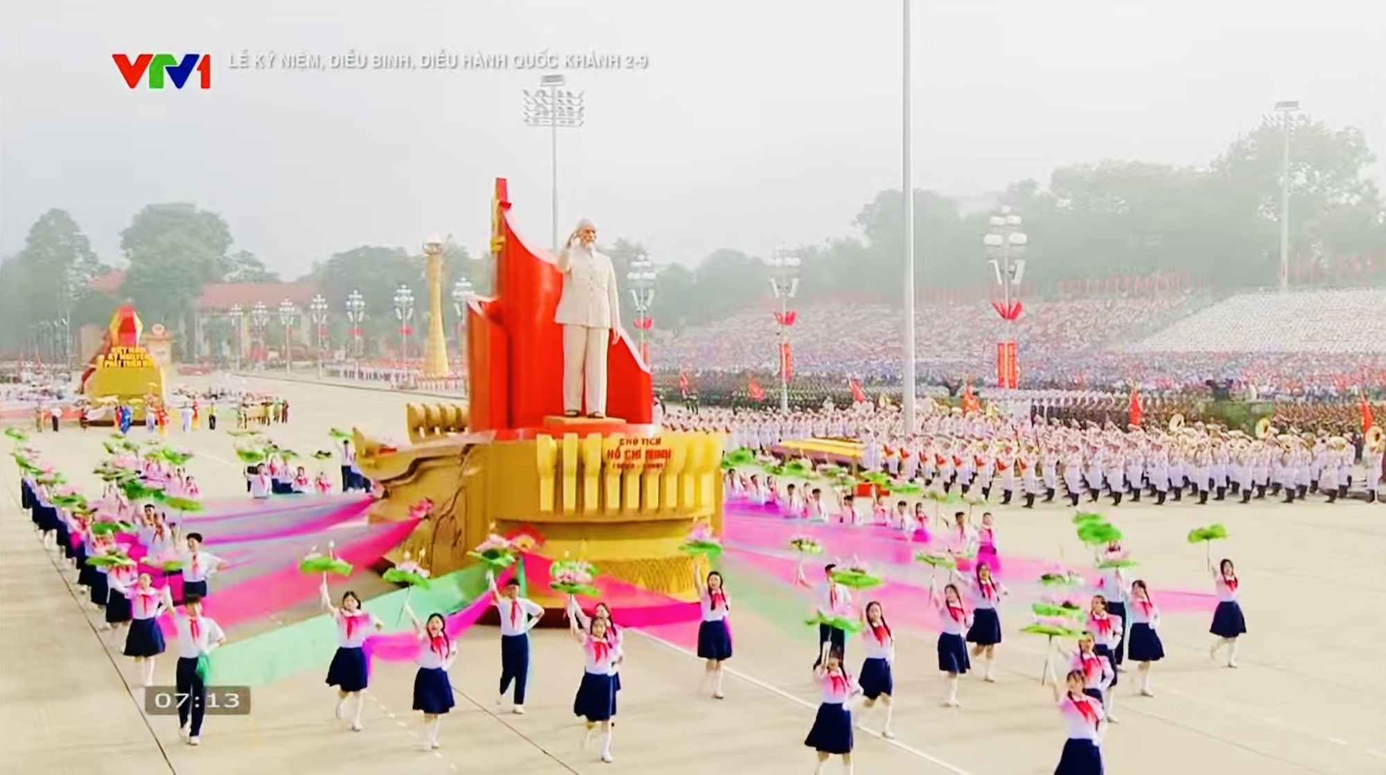 Tiếp theo là xe rước chân dung Chủ tịch Hồ Chí Minh. Chủ tịch Hồ Chí Minh - lãnh tụ thiên tài, Người sáng lập, lãnh đạo và rèn luyện Đảng ta, Anh hùng giải phóng dân tộc, Người Cha thân yêu của lực lượng vũ trang nhân dân; đã lãnh đạo cách mạng Việt Nam đi từ thắng lợi này đến thắng lợi khác. Bác đã đi xa, nhưng thân thế, sự nghiệp, tư tưởng, đạo đức và phong cách của Người vẫn tỏa sáng, soi đường cho dân tộc Việt Nam vững bước tiến vào kỷ nguyên mới, sánh vai với các cường quốc năm châu. IMG_1002.jpeg