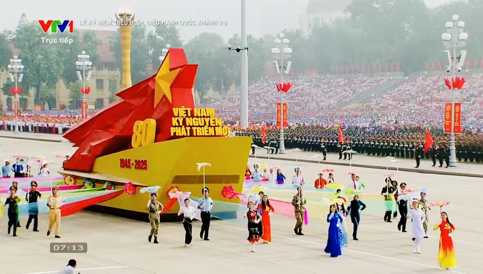 Xe mô hình biểu tượng 80 năm Ngày Cách mạng tháng Tám và Quốc khánh nước CHXHCN Việt Nam. Biểu tượng mang ý nghĩa sâu sắc, tái hiện mốc son lịch sử chói lọi của cả dân tộc với khát vọng “độc lập, tự do, hạnh phúc” và quyết tâm mạnh mẽ đưa đất nước ta đi tới tương lai tươi sáng. IMG_1003.jpeg