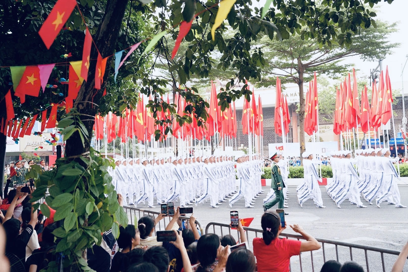 Khối Hồng kỳ di chuyển qua phố Hà Nội trong sự chào đón của hàng vạn người dân IMG_1044.jpeg