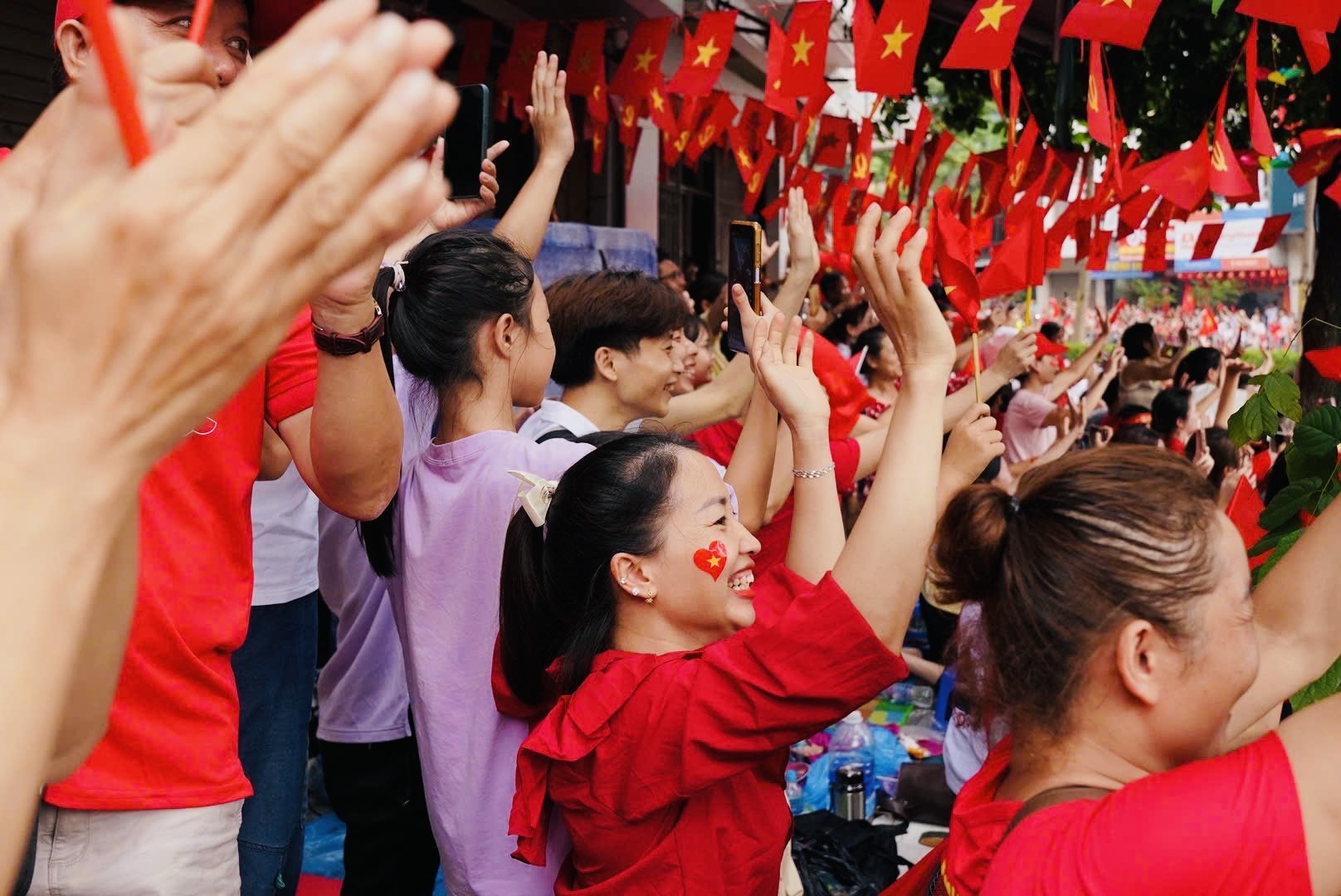 Ngày Tết Độc lập, Hà Nội rực đỏ khi người dân với cờ đỏ, áo đỏ về đây xem diễu binh, diễu hành. IMG_1045.jpeg