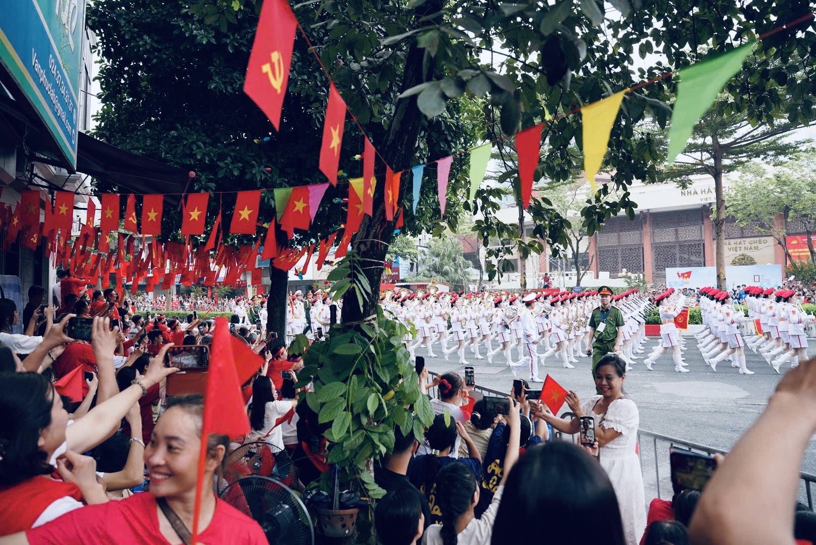 Khối nữ Quân nhạc di chuyển qua nút giao Giang Văn Minh - Kim Mã IMG_1046.jpeg