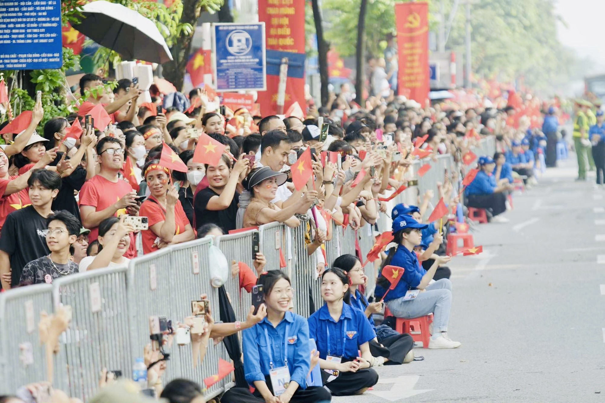 Người dân chào đón nồng nhiệt các khối diễu binh. IMG_1092.jpeg