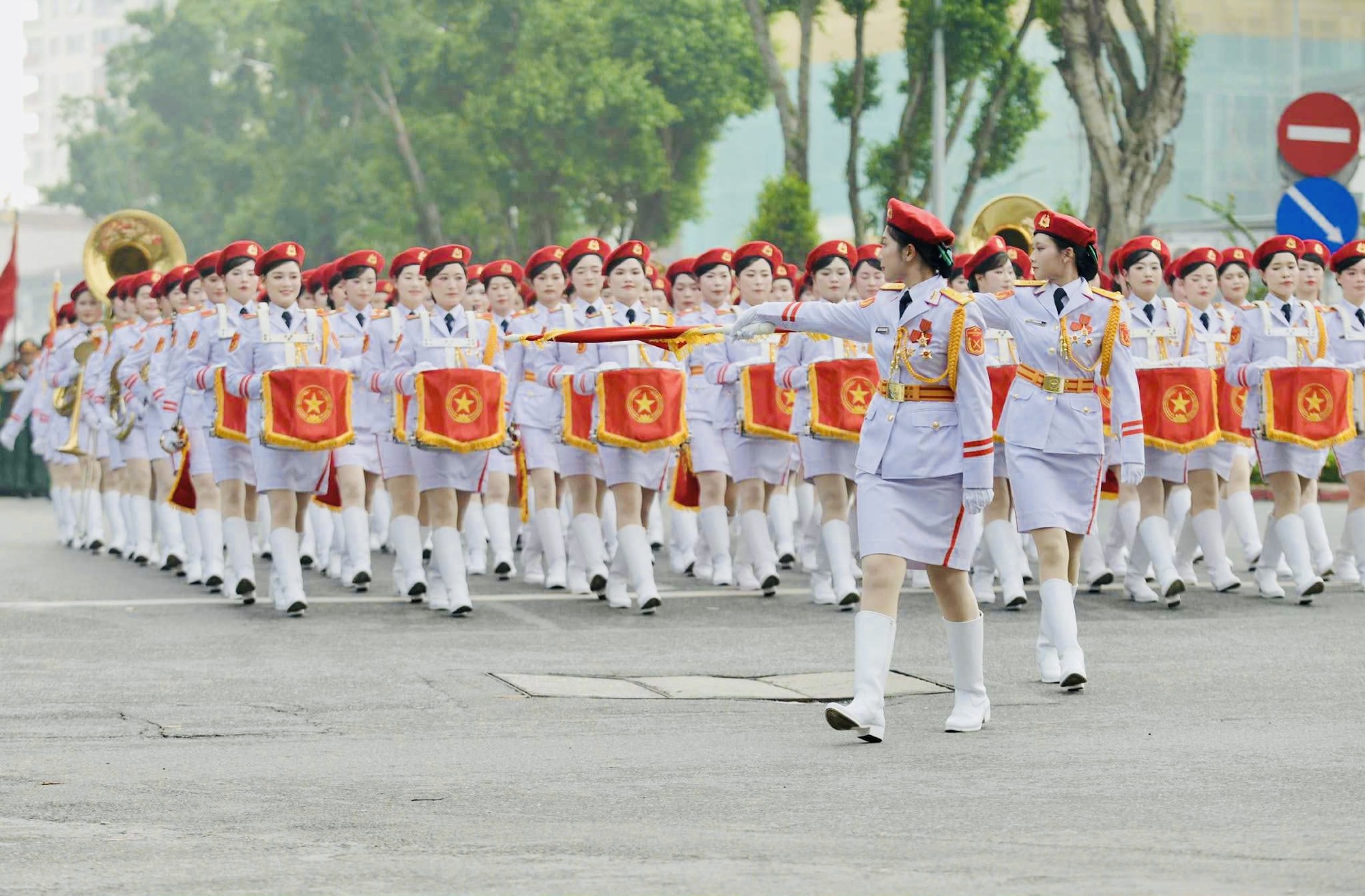 Khối nữ Quân nhạc di chuyển trên phố Hà Nội IMG_1095.jpeg
