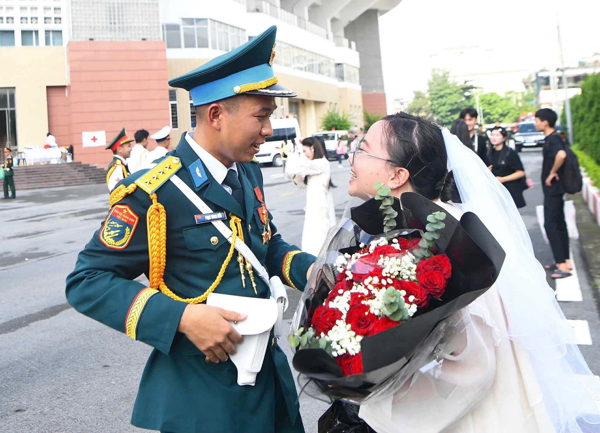 Thượng úy Phạm Trung Hiếu bất ngờ thực hiện màn cầu hôn đầy xúc động với bạn gái Phan Nguyễn Lâm Phương. IMG_1109.jpeg