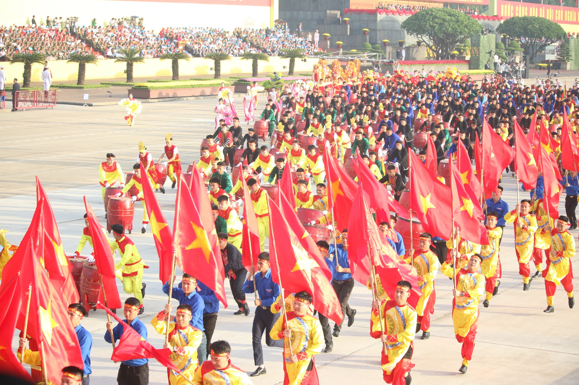Trước lễ duyệt binh, 2.000 diễn viên Đoàn nghệ thuật trống hội Quốc gia biểu diễn tiết mục Trống hội non sông. Màn biểu diễn với ý nghĩa thể hiện bản sắc văn hóa và khát vọng hòa bình của dân tộc Việt Nam. Ảnh: Chụp màn hình VTV1 IMG_5156.JPG