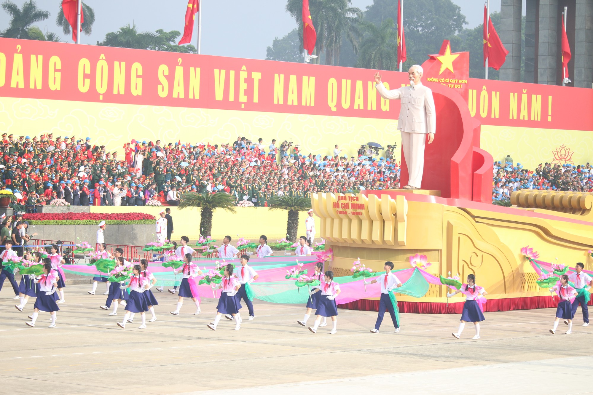 Tiếp theo là xe rước chân dung Chủ tịch Hồ Chí Minh. Chủ tịch Hồ Chí Minh - lãnh tụ thiên tài, Người sáng lập, lãnh đạo và rèn luyện Đảng ta, Anh hùng giải phóng dân tộc, Người Cha thân yêu của lực lượng vũ trang nhân dân; đã lãnh đạo cách mạng Việt Nam đi từ thắng lợi này đến thắng lợi khác. Bác đã đi xa, nhưng thân thế, sự nghiệp, tư tưởng, đạo đức và phong cách của Người vẫn tỏa sáng, soi đường cho dân tộc Việt Nam vững bước tiến vào kỷ nguyên mới, sánh vai với các cường quốc năm châu. IMG_5180.JPG