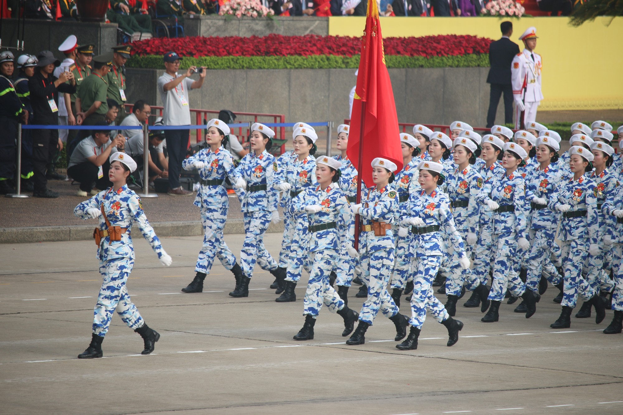 Khối Hậu cần kỹ thuật là khối nữ sỹ quan quân y. Khắc ghi lời Bác Hồ dạy “Người thầy thuốc giỏi đồng thời phải là người mẹ hiền”; những nữ sĩ quan Quân y đã làm việc quên mình, xông pha trong mưa bom, bão đạn, cứu chữa bộ đội và nhân dân, khắc phục thiên tai, thảm họa, phòng chống dịch bệnh, lập nhiều thành tích đặc biệt xuất sắc. IMG_5222.JPG