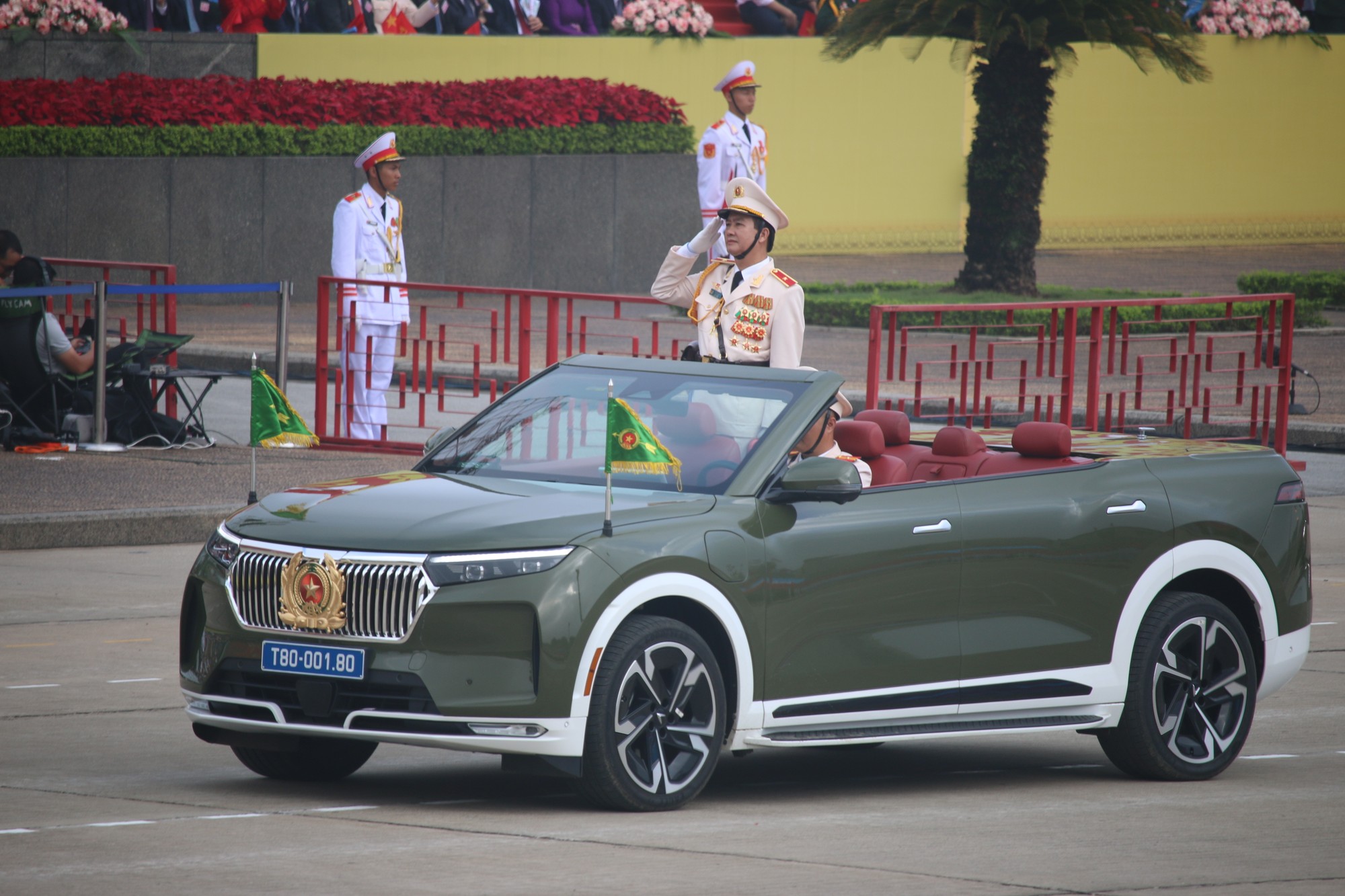 Dẫn đầu là xe chỉ huy do Thiếu tướng Lê Văn Sao, Phó Tư lệnh Cảnh sát cơ động, Bộ Công an; đại diện cho lực lượng Công an nhân dân anh hùng tiến vào Lễ đài. IMG_5320.JPG